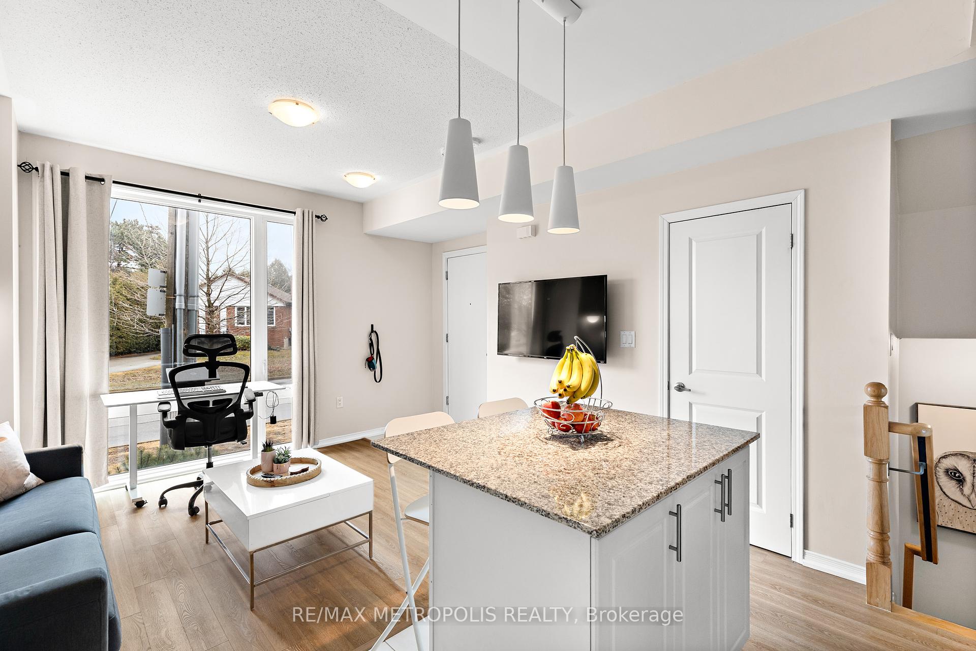 2 Bedrooms Condo at 24 Fieldway,  Toronto For sale