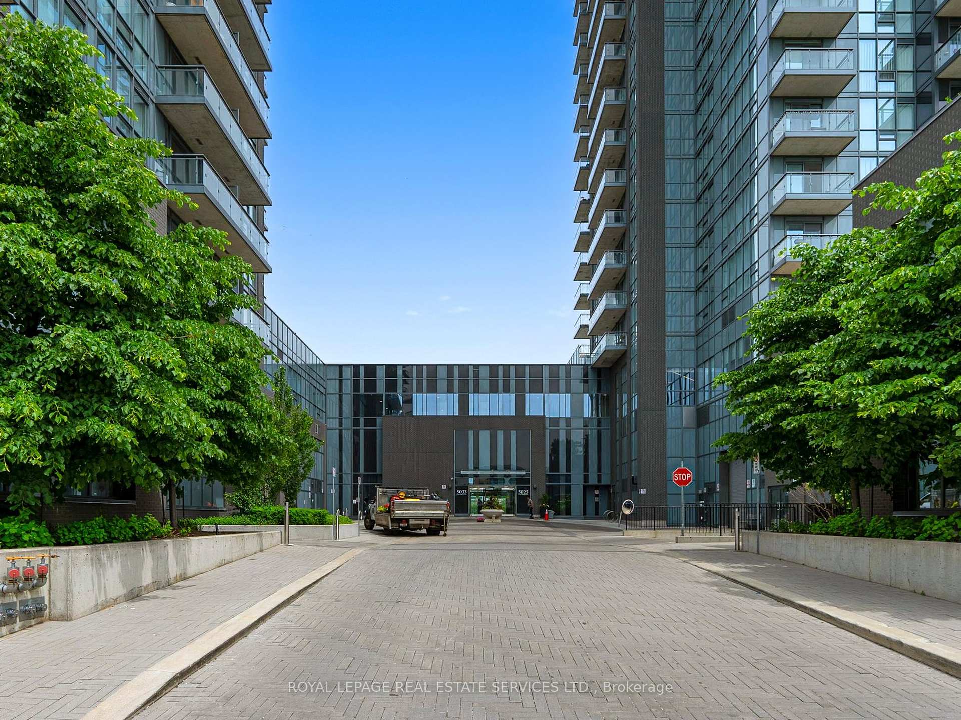 3 Bedrooms Condo at 5025 Four Springs, Mississauga For sale