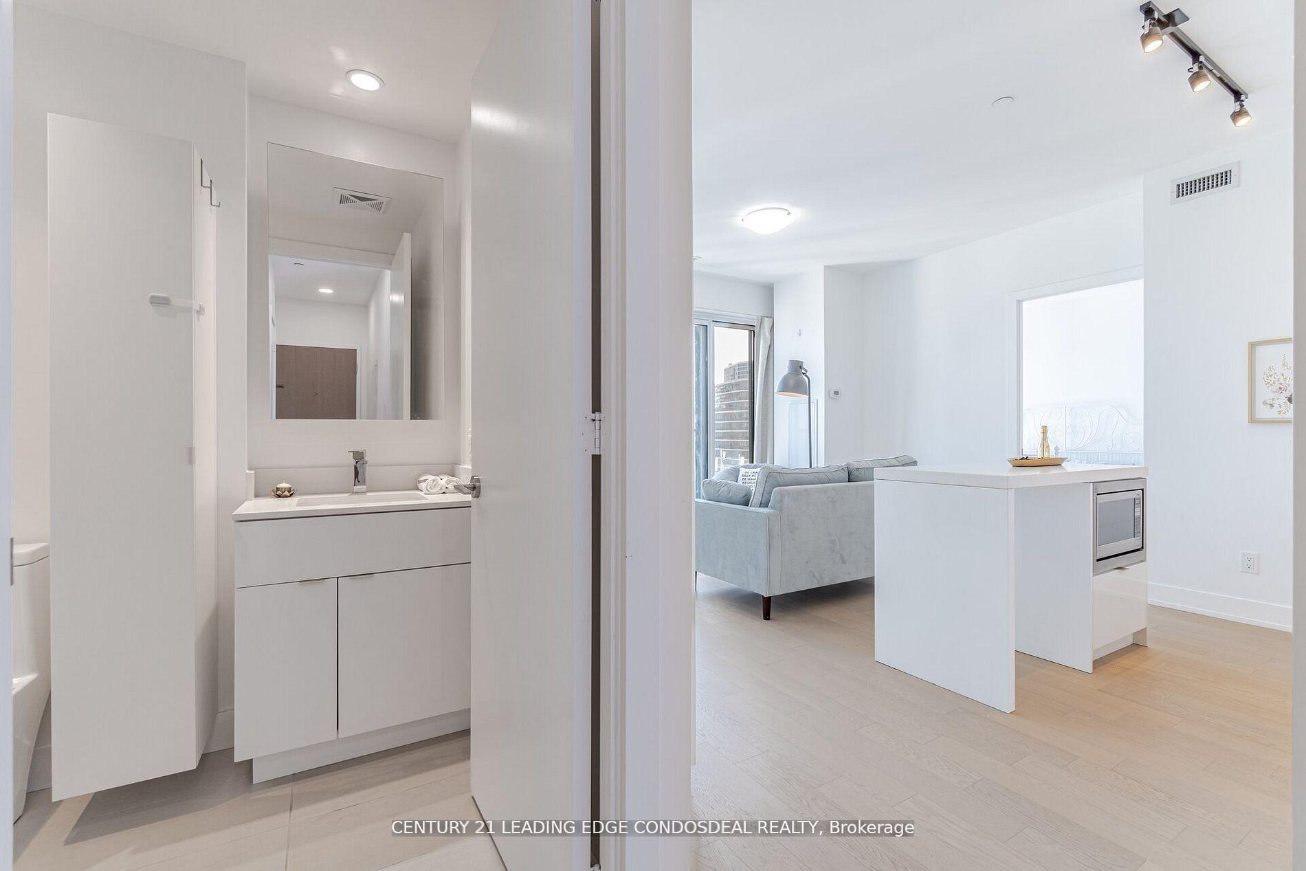 2 Bedrooms Condo at 7 Grenville, Toronto For sale