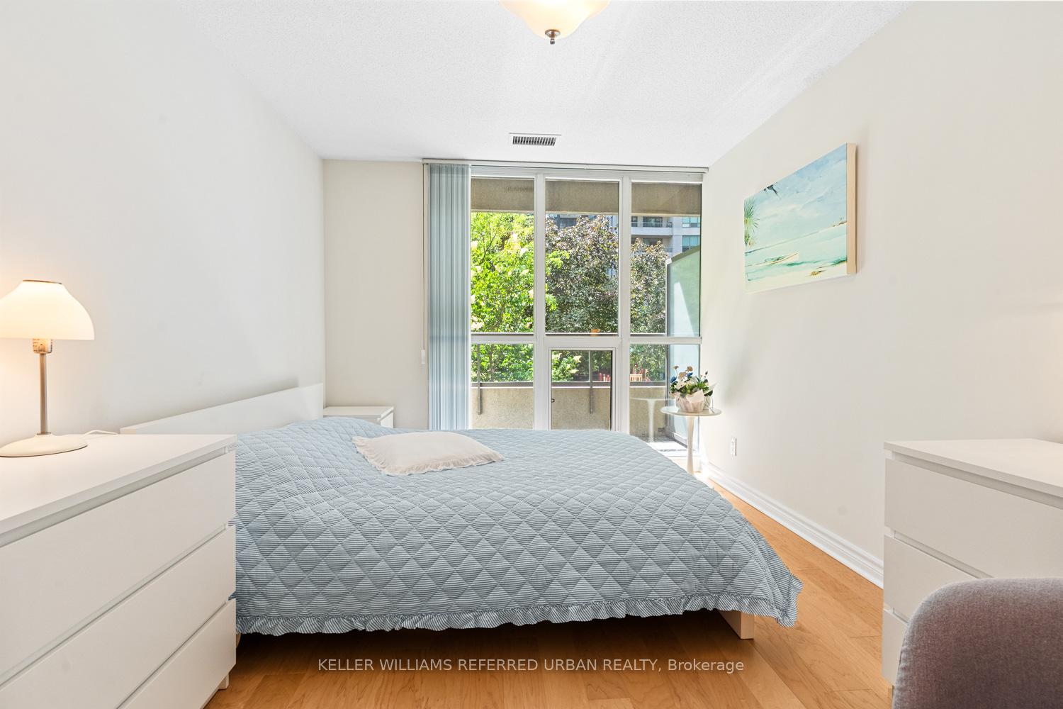 2 Bedrooms Condo at 35 Hollywood, Toronto For sale