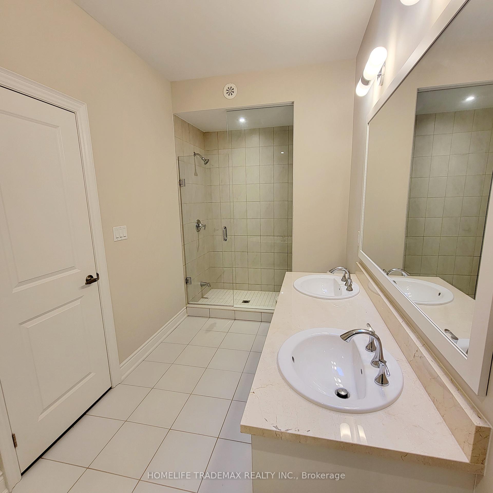 3 Bedrooms Condo at 15 Lunar, Mississauga For sale