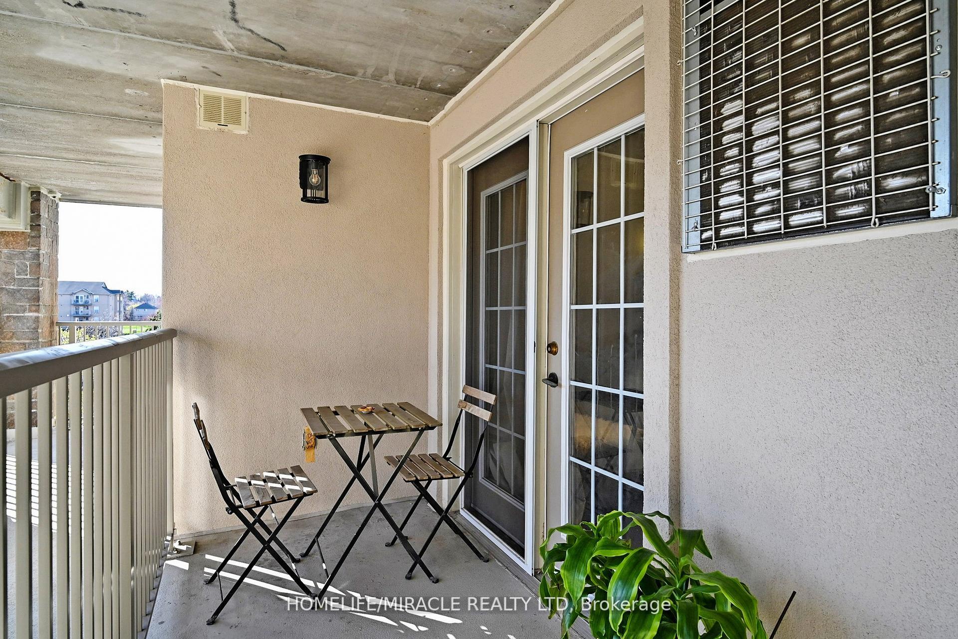 2 Bedrooms Condo at 1440 Bishops, Oakville For sale