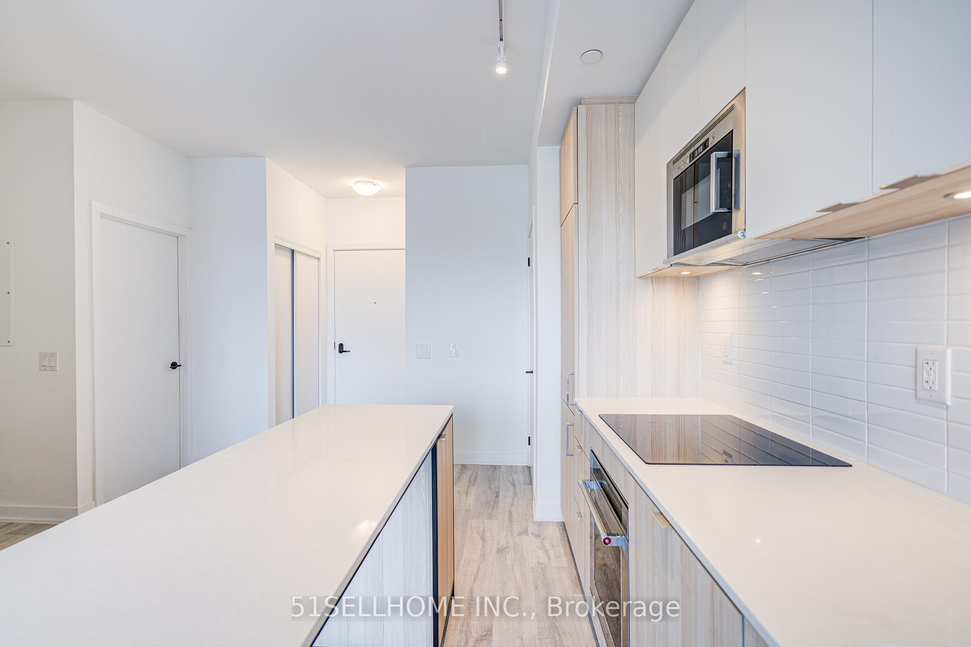 2 Bedrooms Condo at 215 Lakeshore,  Mississauga For sale