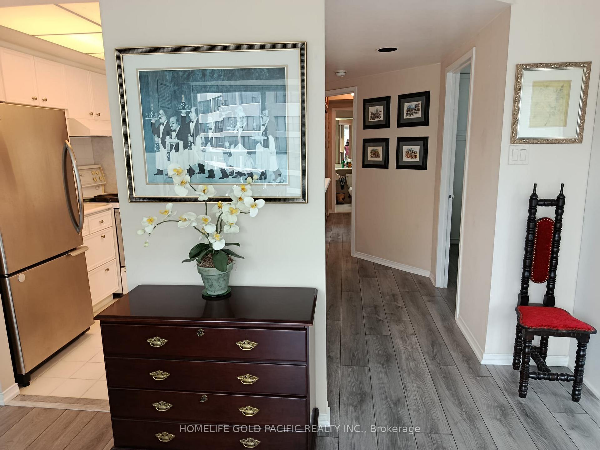 2 Bedrooms Condo at 77 Harbour, Toronto For sale