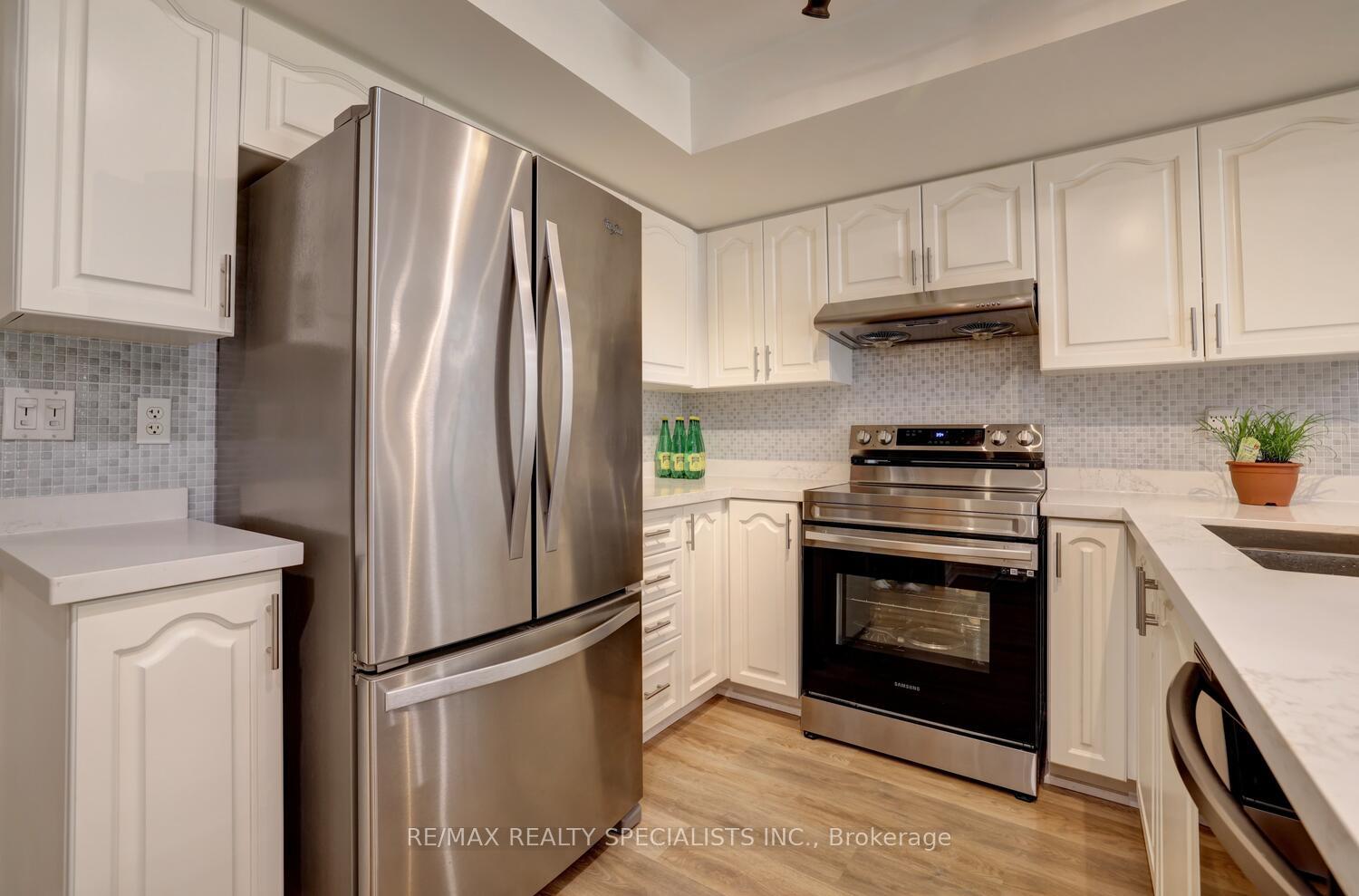 4 Bedrooms Condo at 1128 Dundas, Mississauga For sale