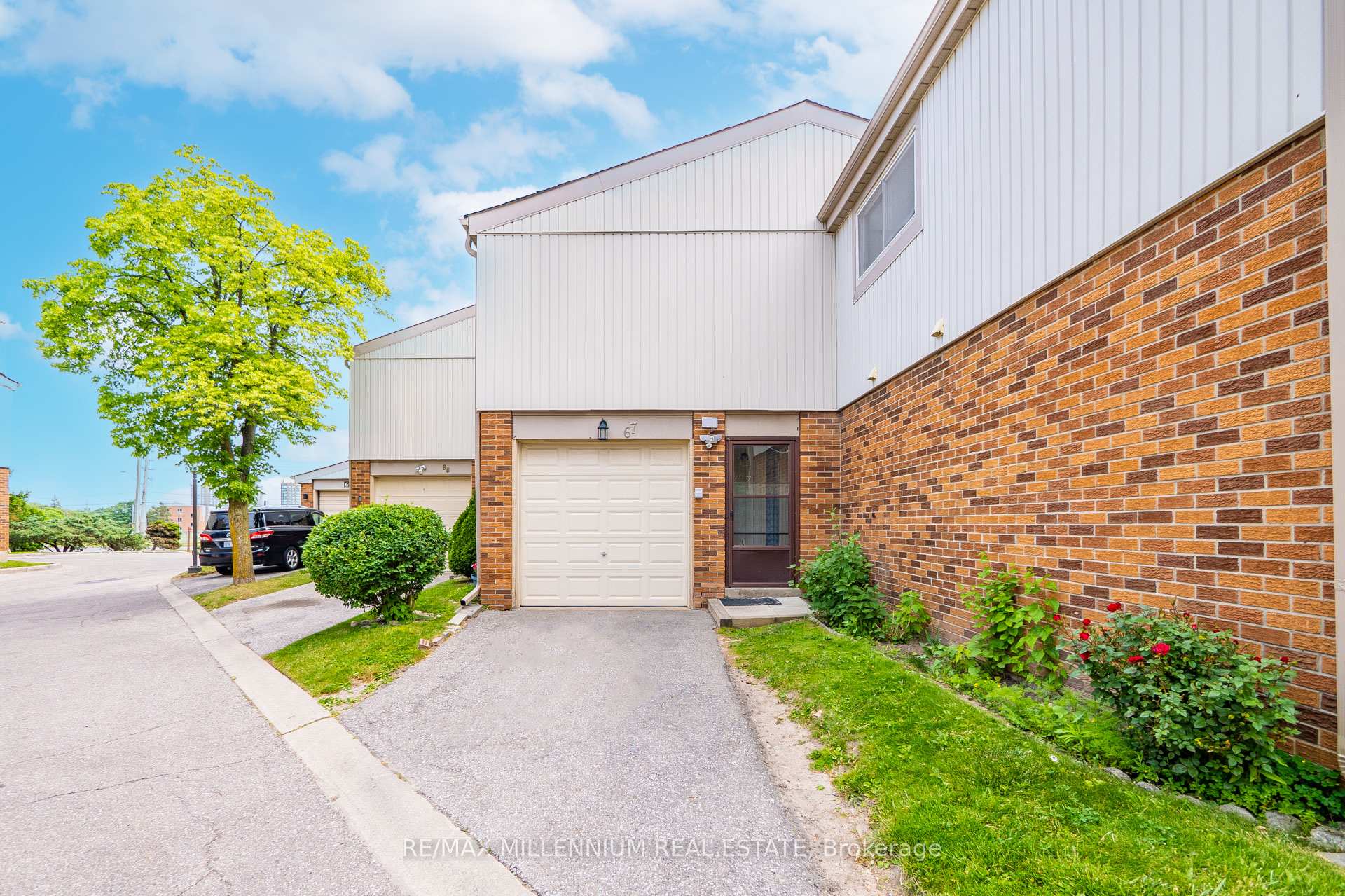 4 Bedrooms Condo at 3339 Council Ring, Mississauga For sale