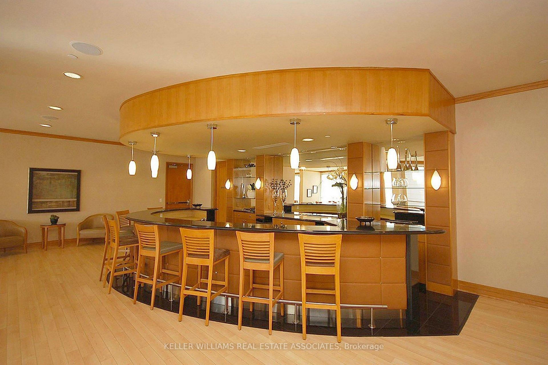 2 Bedrooms Condo at 35 Viking, Toronto For sale