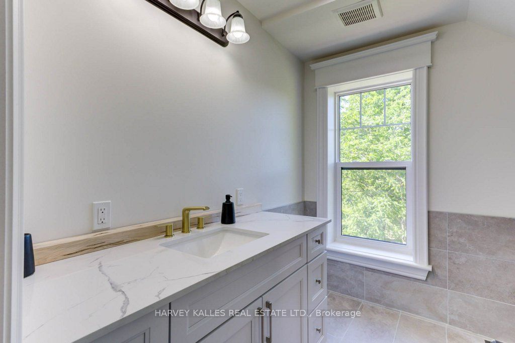16 Hillcrest Street W