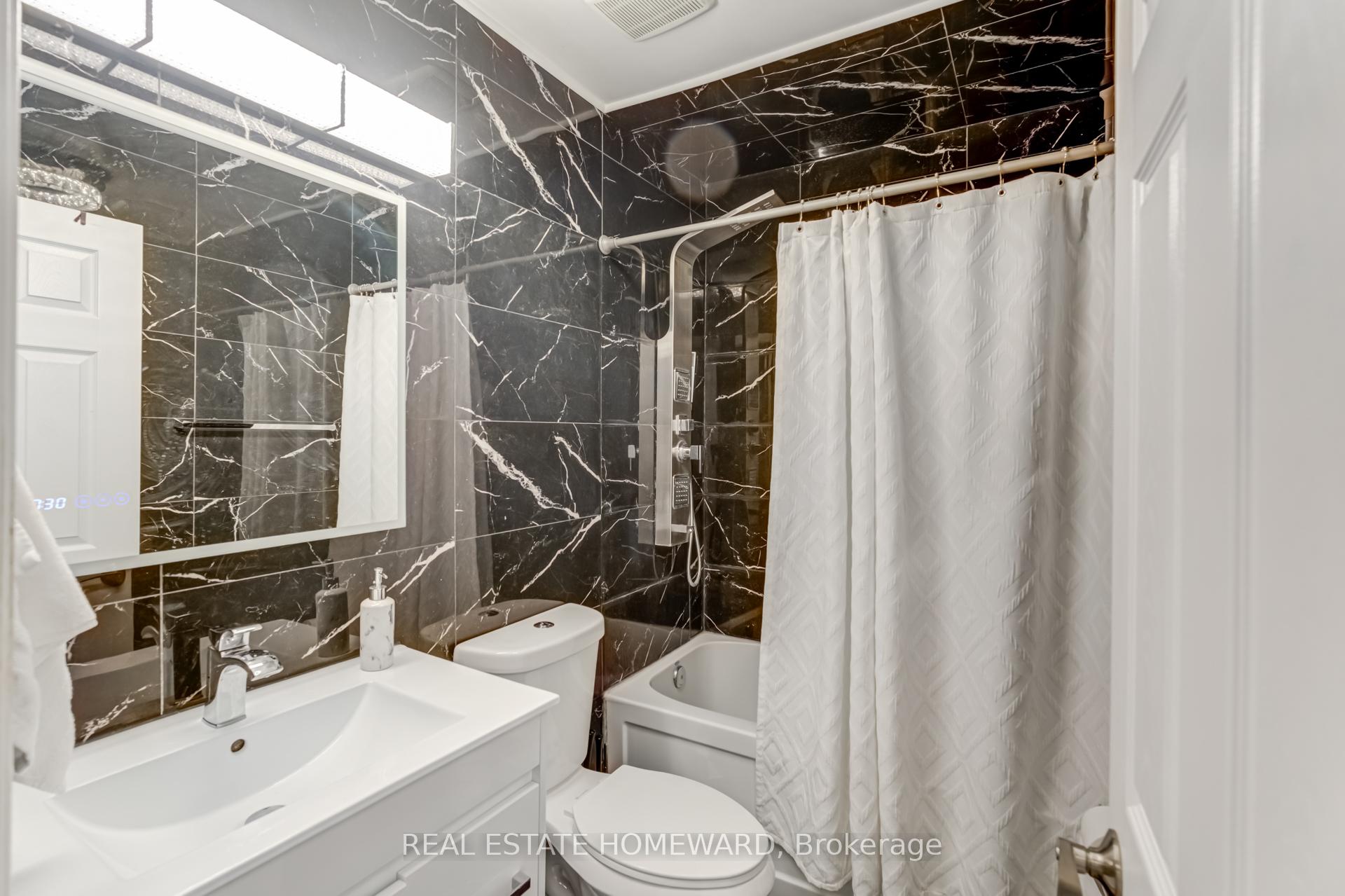 3 Bedrooms Condo at 6540 Falconer, Mississauga For sale