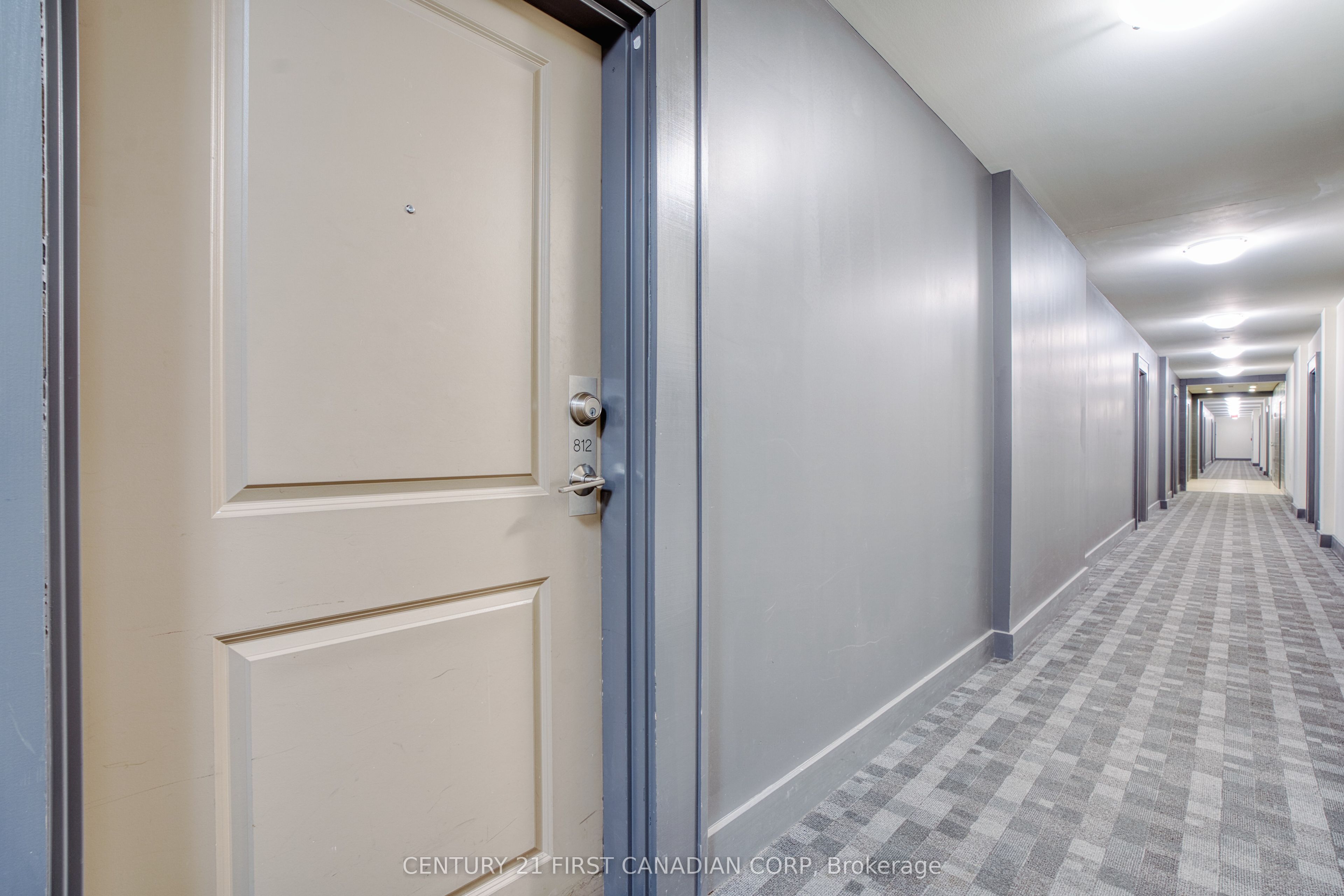 240 Villagewalk Boulevard, #812