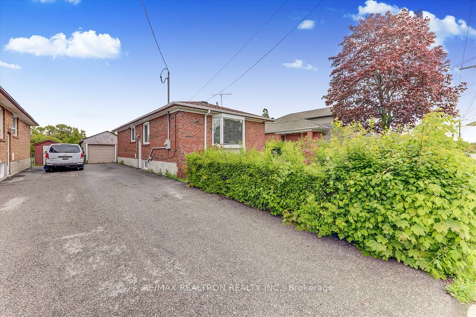110 Ellendale Drive, Toronto, ON M1P 1P1