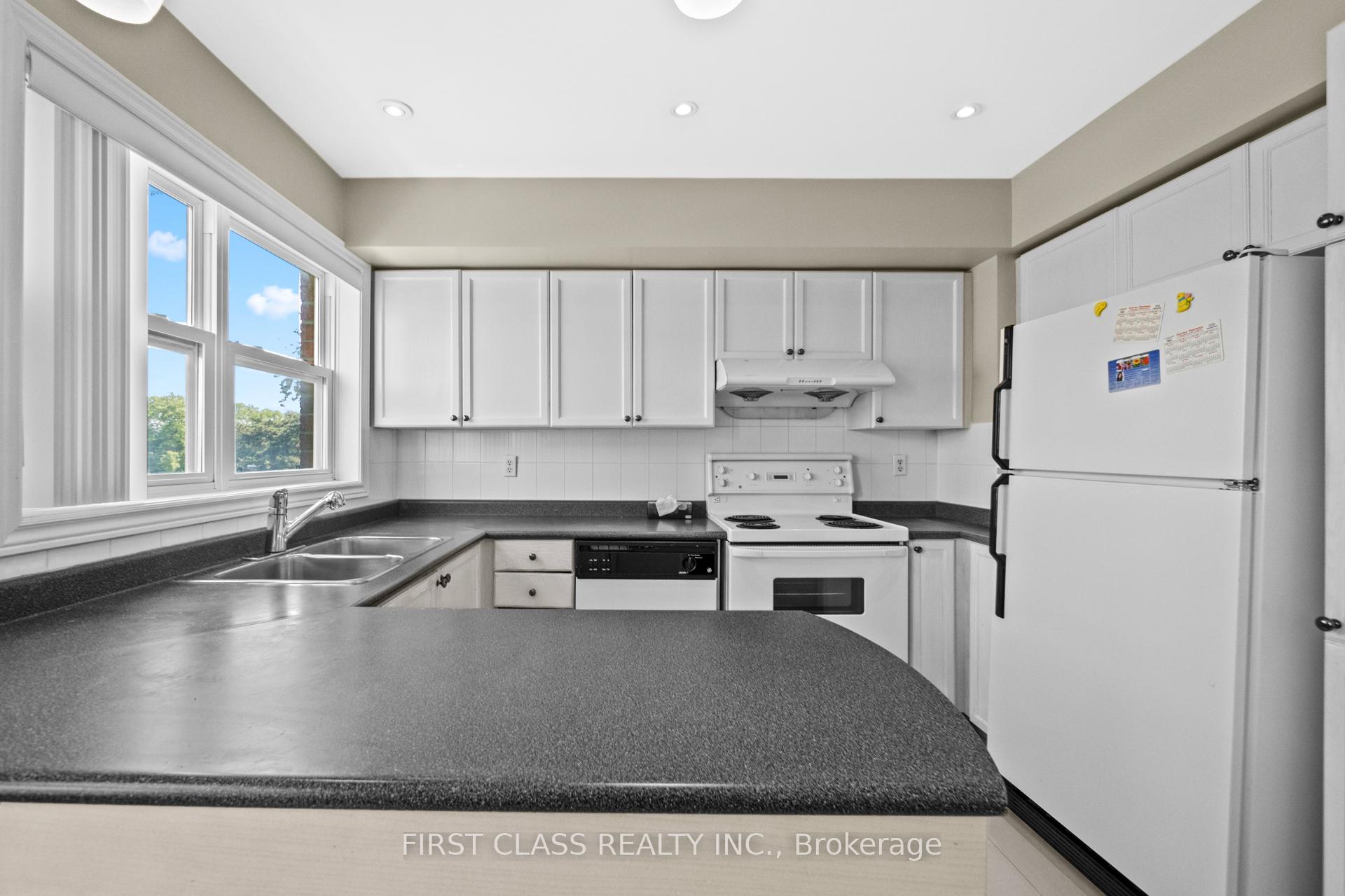 4 Bedrooms Condo at 10A Leaside Park, Toronto For sale