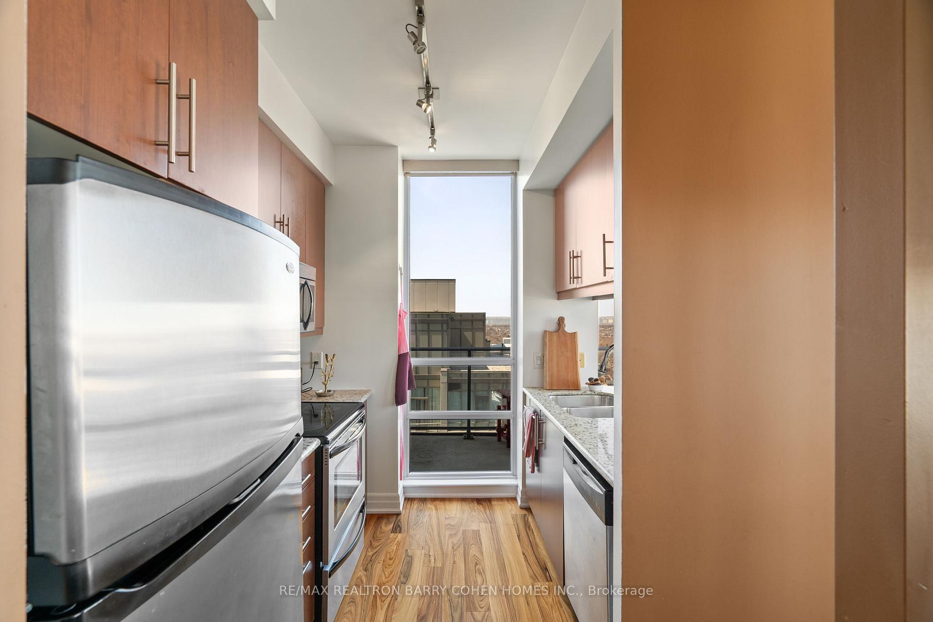 3 Bedrooms Condo at 500 St Clair, Toronto For sale