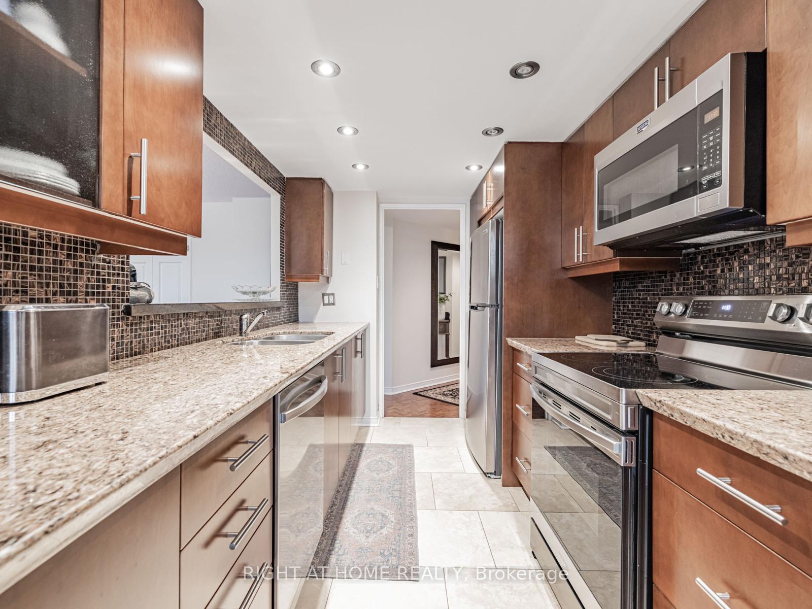 2 Bedrooms Condo at 100 Arbors, Vaughan For sale