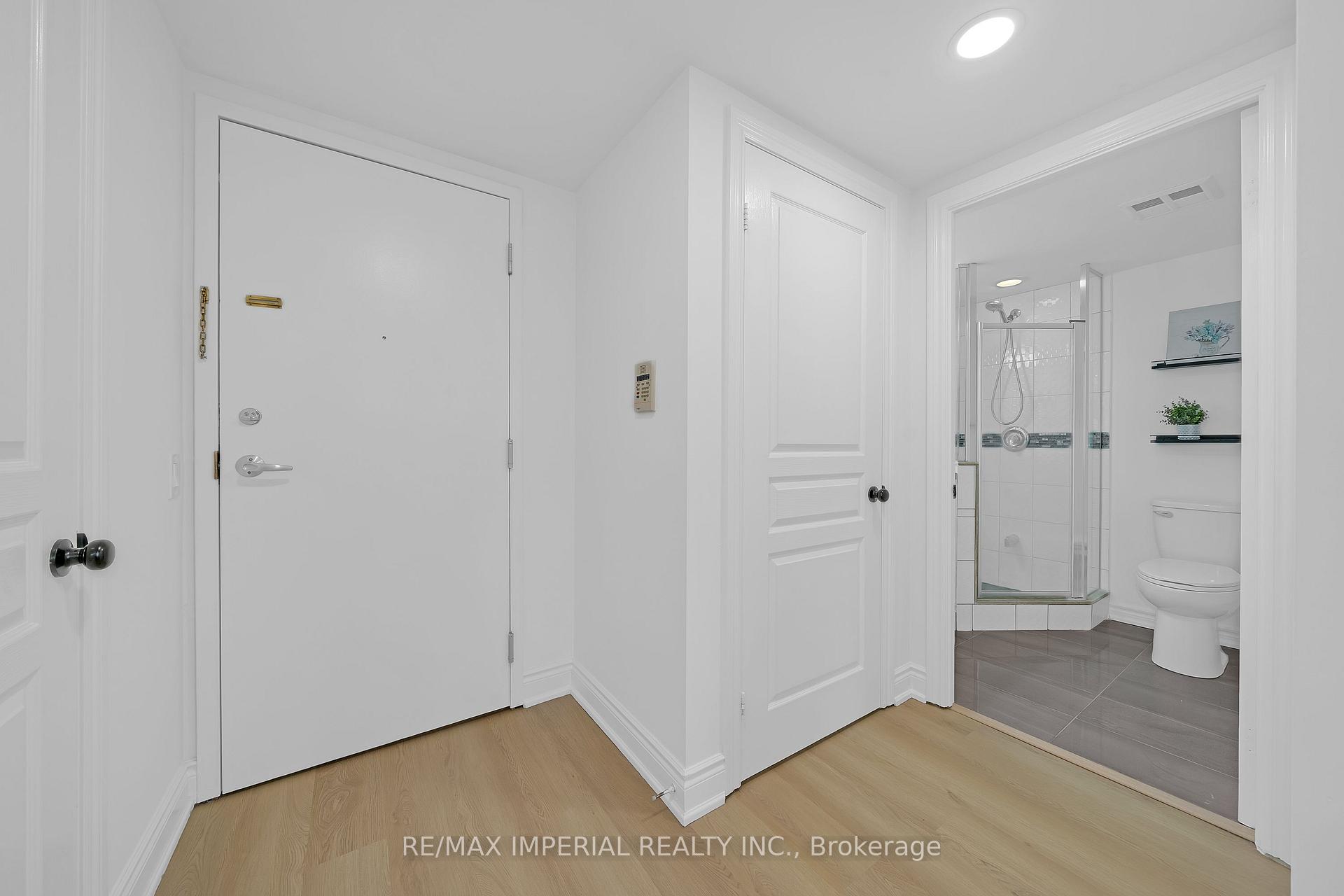 2 Bedrooms Condo at 5 northtown, Toronto For sale