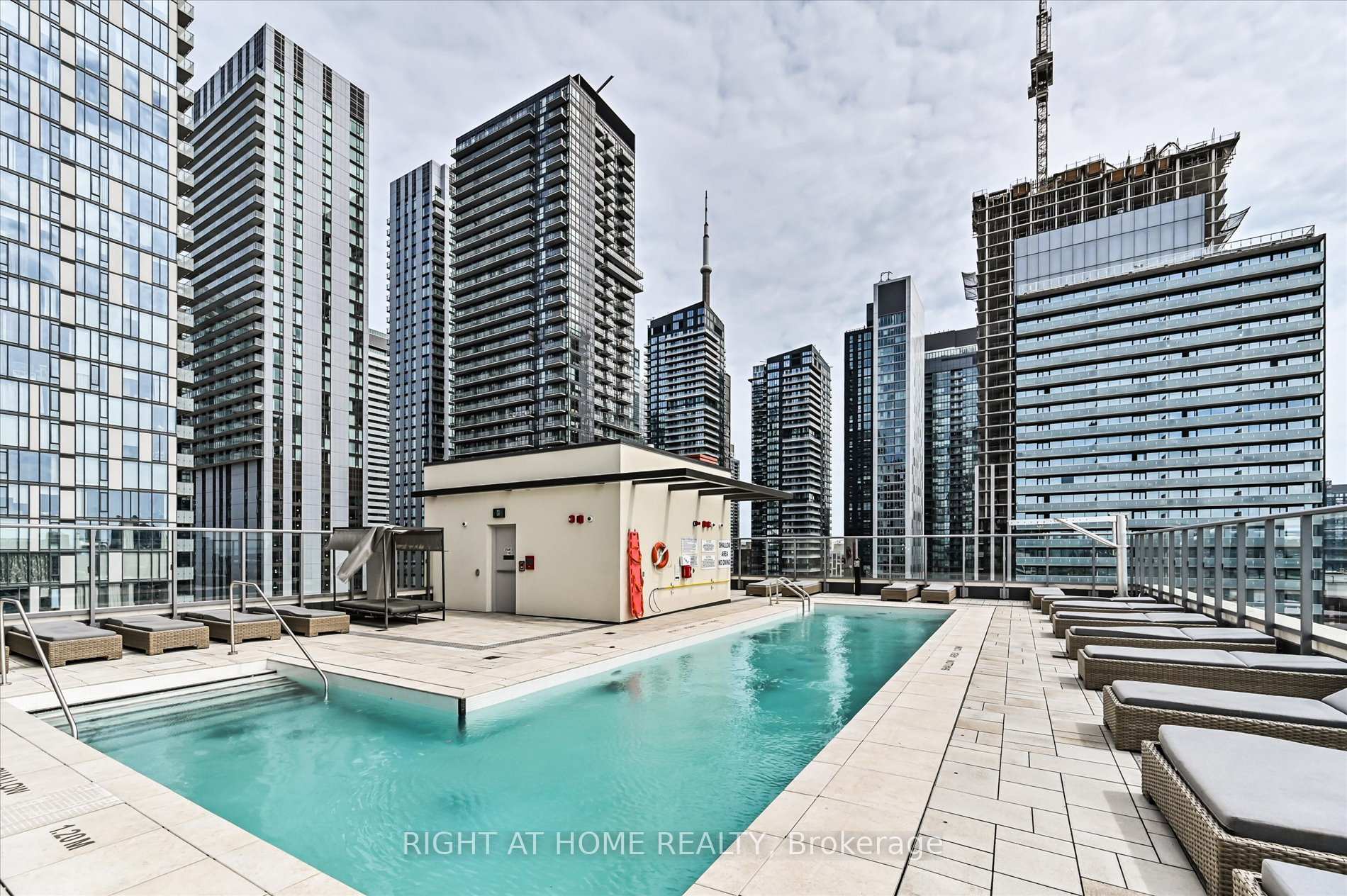 3 Bedrooms Condo at 108 Peter, Toronto For sale