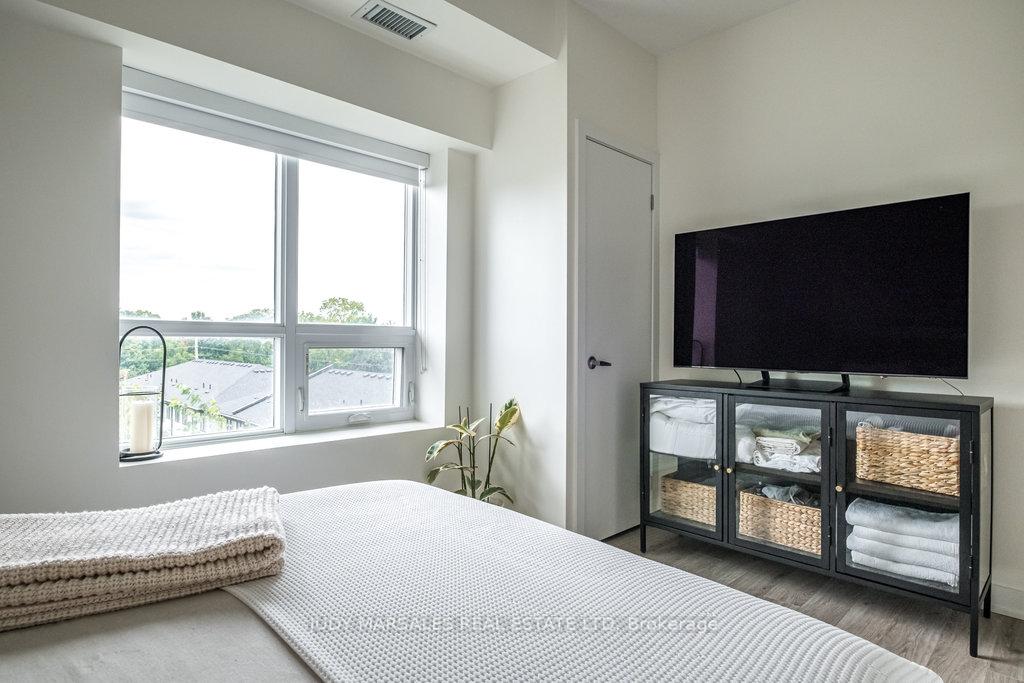 2 Bedrooms Condo at 16 Markle,  Hamilton For sale
