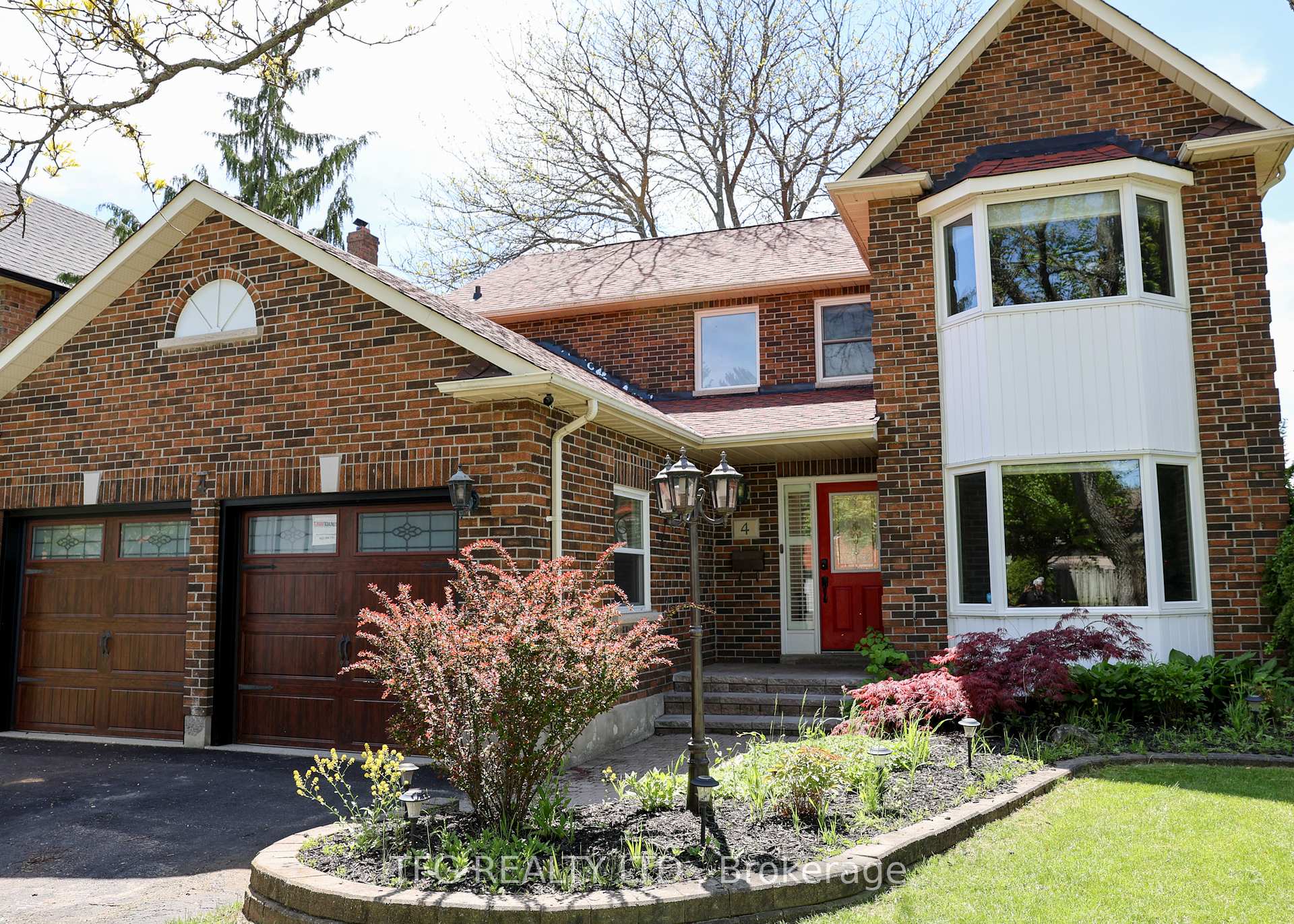 4 Carriage Lane, Clarington, ON L1E 1J9