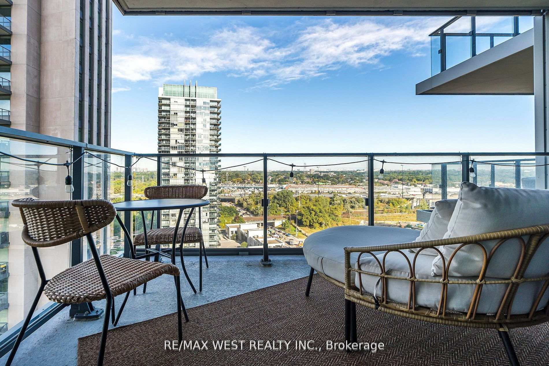 1 Bedroom Condo at 10 Park Lawn, Toronto For sale