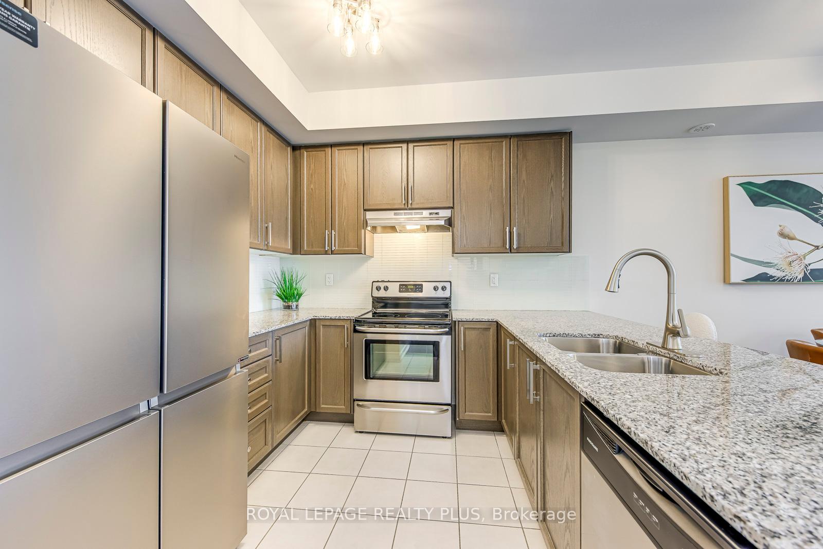 2 Bedrooms Condo at 10 Drummond, Toronto For sale