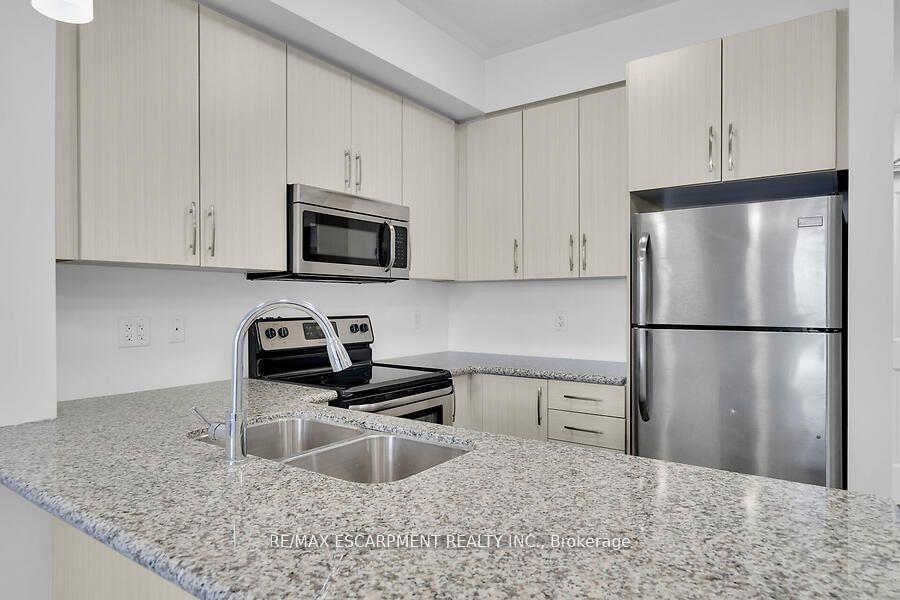 2 Bedrooms Condo at 5317 Upper Middle, Burlington For sale