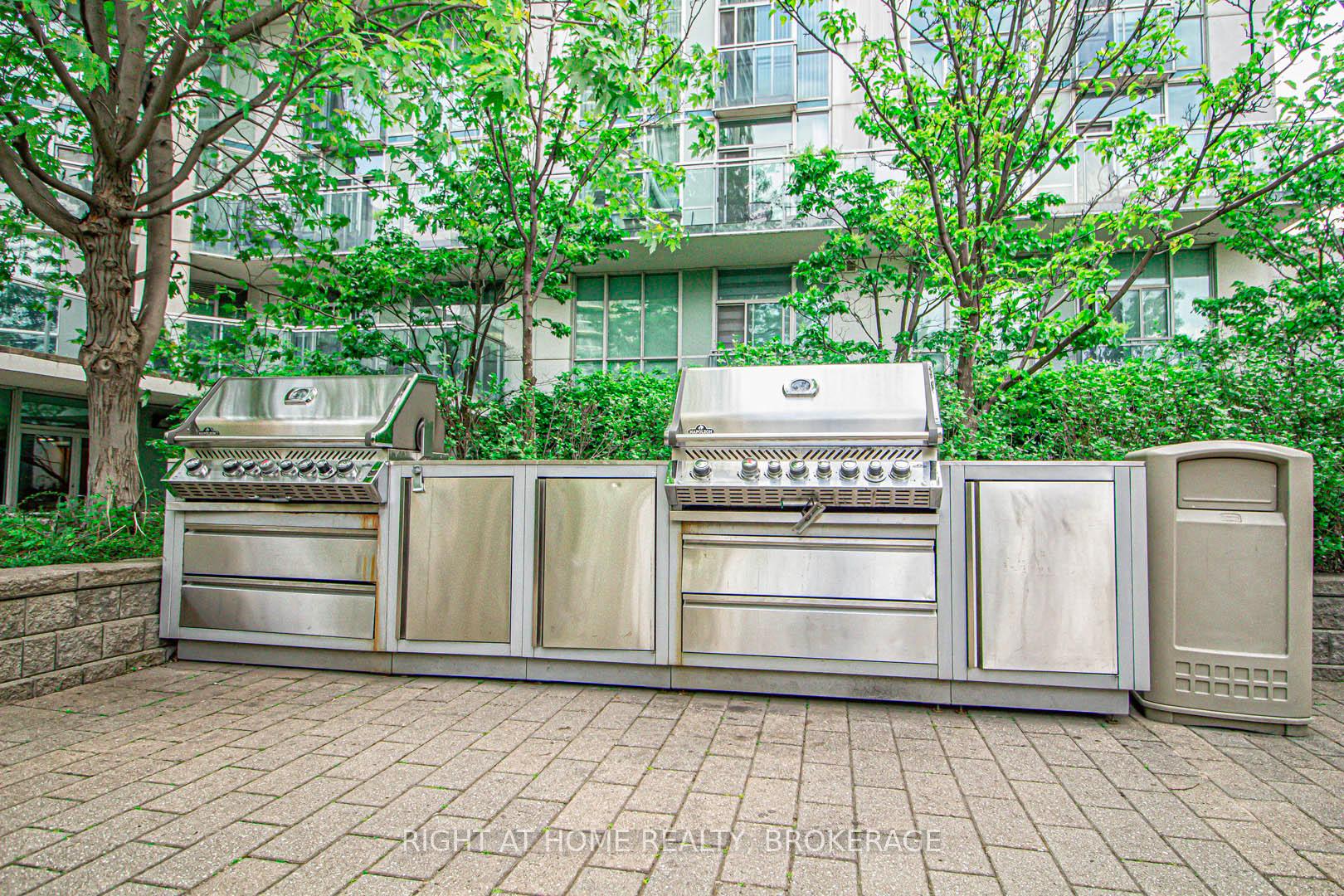 2 Bedrooms Condo at 3939 Duke Of York, Mississauga For sale