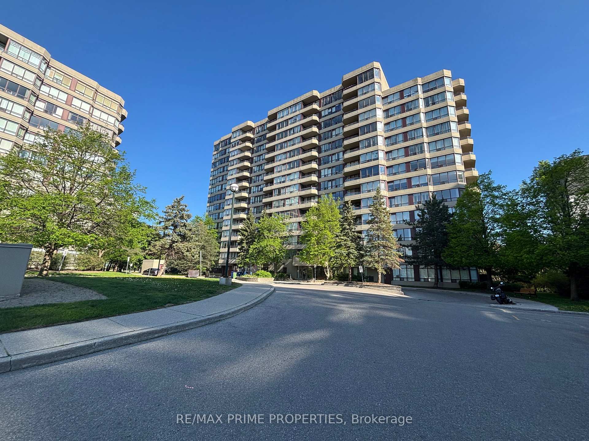 2 Bedrooms Condo at 91 Townsgate, Vaughan For sale