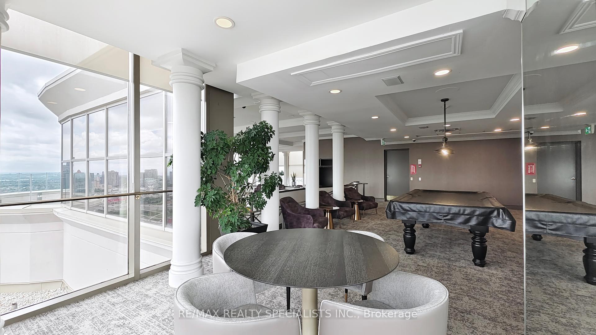 2 Bedrooms Condo at 45 Kingsbridge Garden, Mississauga For sale