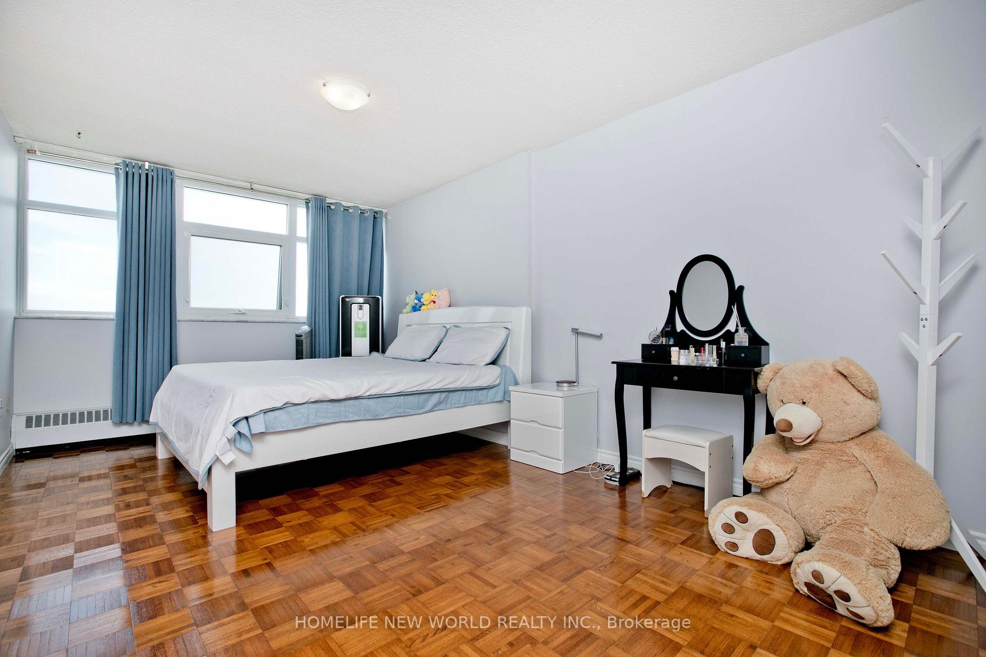 3 Bedrooms Condo at 100 Echo, Toronto For sale