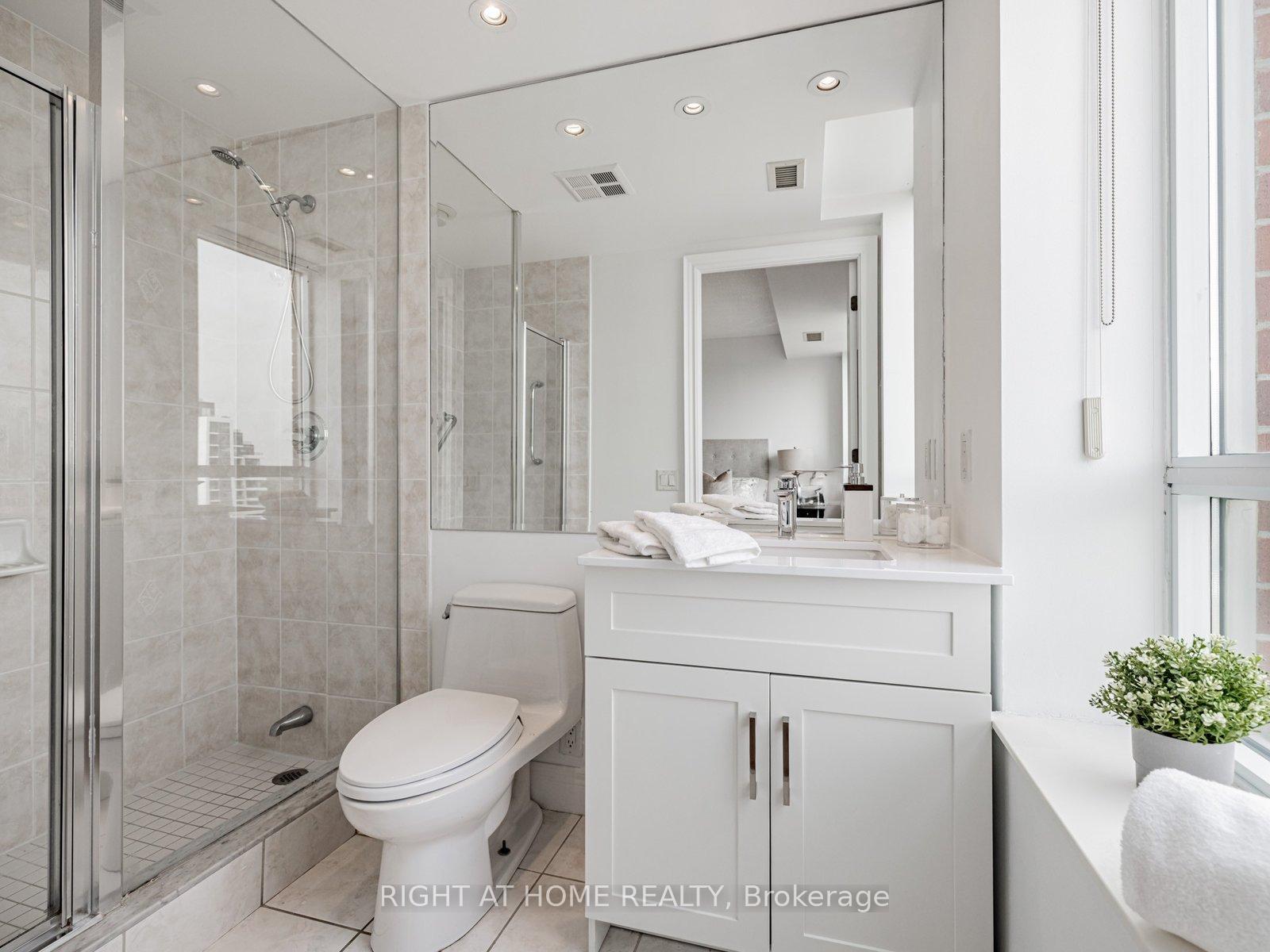 3 Bedrooms Condo at 1 Clairtrell, Toronto For sale