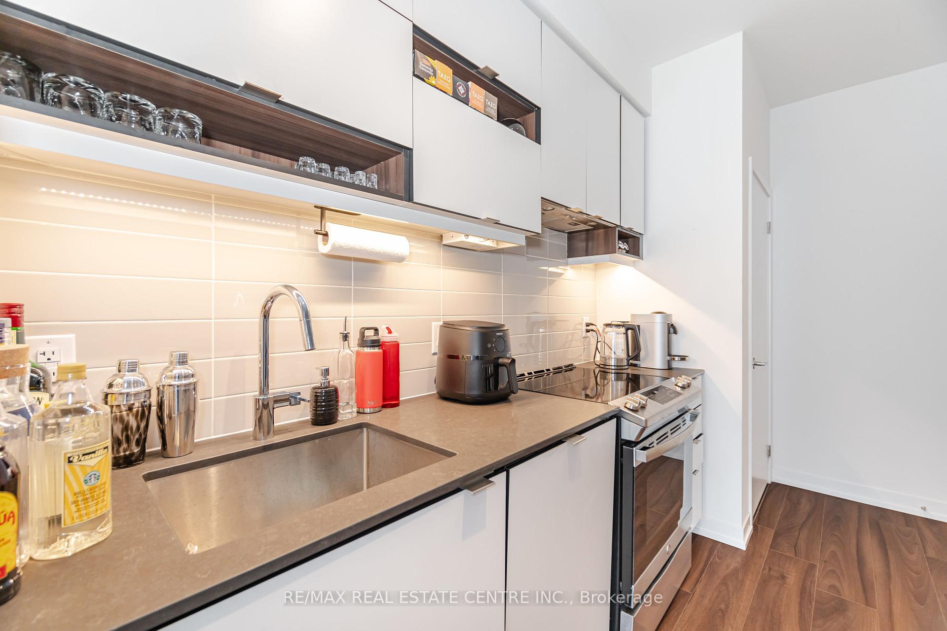 2 Bedrooms Condo at 4065 Confederation, Mississauga For sale