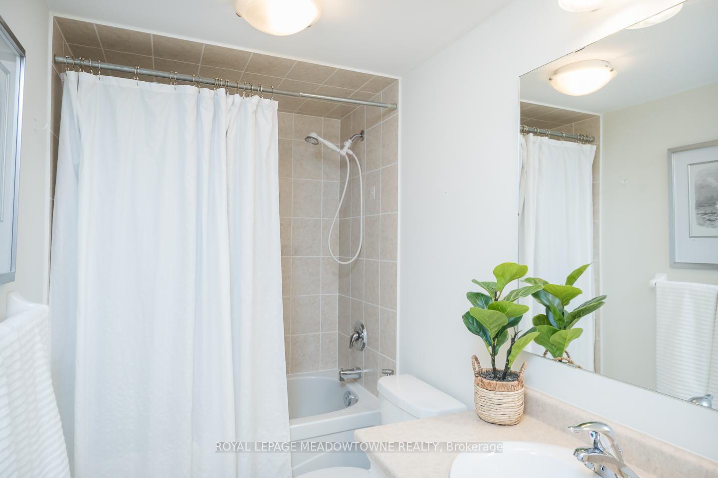 4 Bedrooms Condo at 3355 Thomas, Mississauga For sale