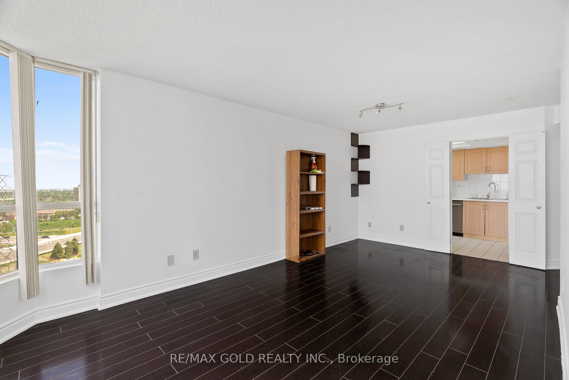 3 Bedrooms Condo at 4460 Tucana, Mississauga For sale