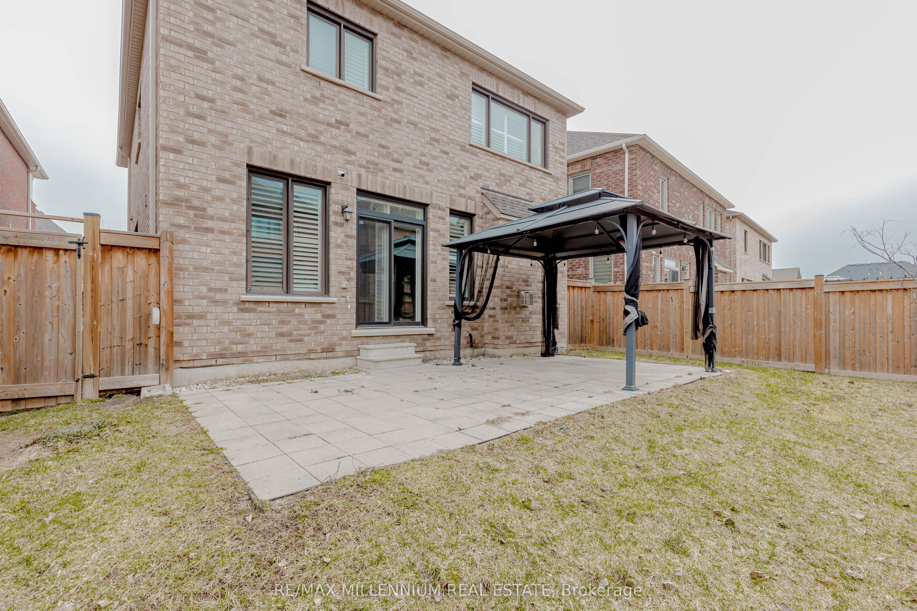 1238 Bowell Crescent