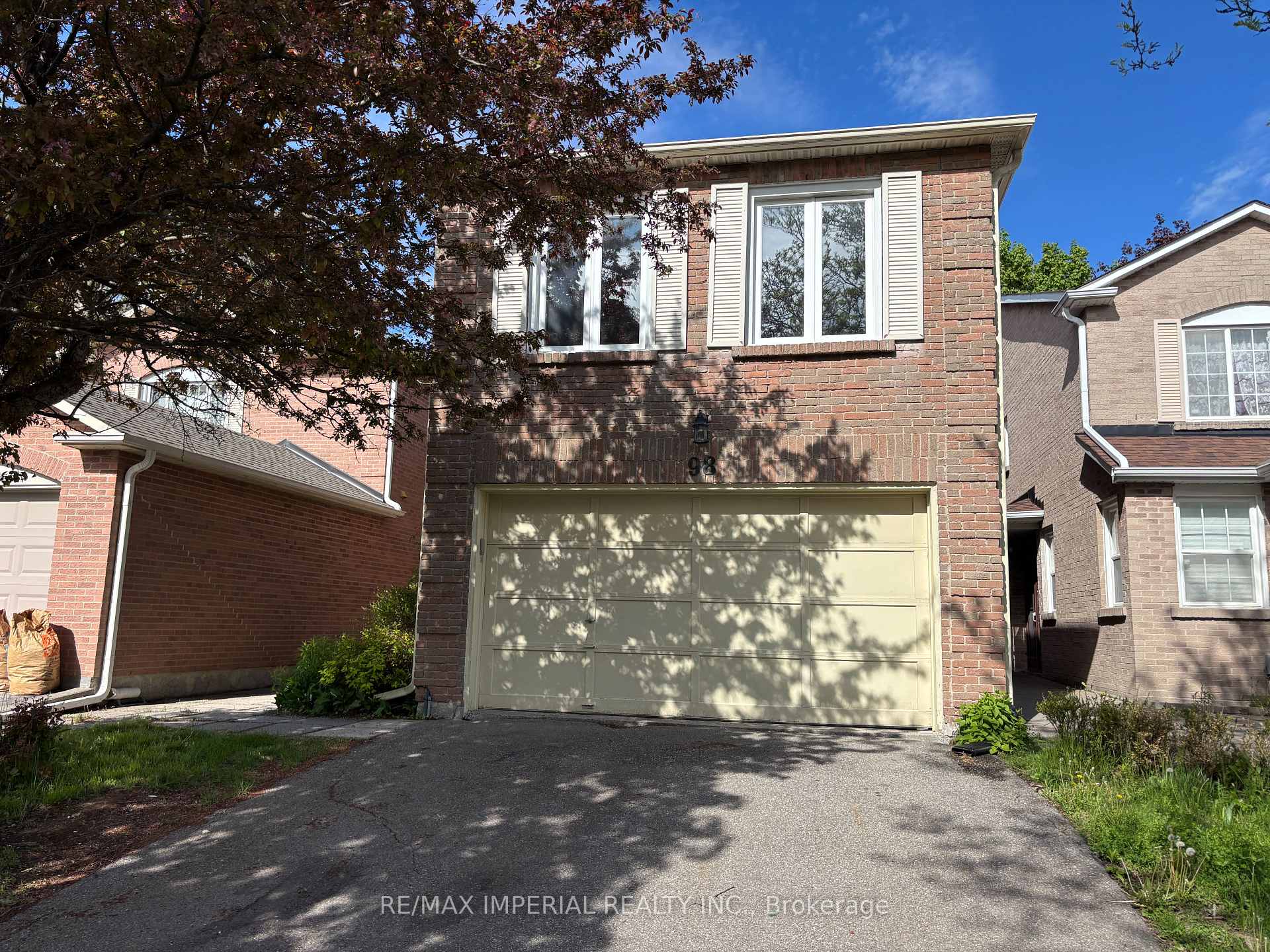 98 McMorran Crescent Vaughan, Ontario 4 Bedroom 3.5 Bathrooms detached house in Thornhill for lease. The main floor has a living room, a formal dining room , a spacious eat-in kitchen, direct access to an oversized garage. Upstairs,you'll find four spacious bedrooms, including an expansive primary equipped with an ensuite, seating area,and walk-in closet, providing room for every family member to grow and thrive. The lower level has a recreation room, 3-piece bathroom, minutes to top-rated schools,parks, and quick access to major highways for fast and easy commuting.
