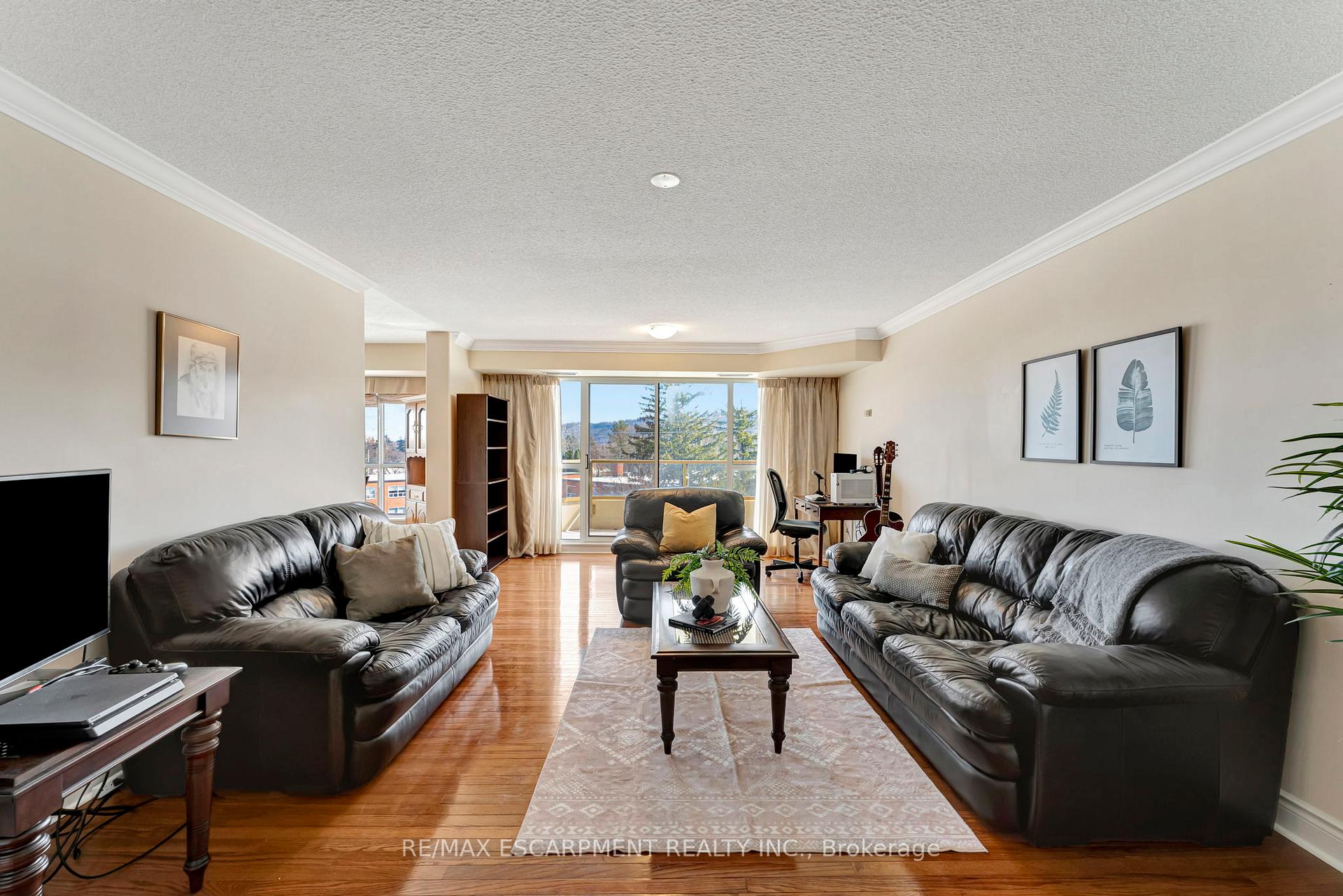 2 Bedrooms Condo at 1770 Main,  Hamilton For sale
