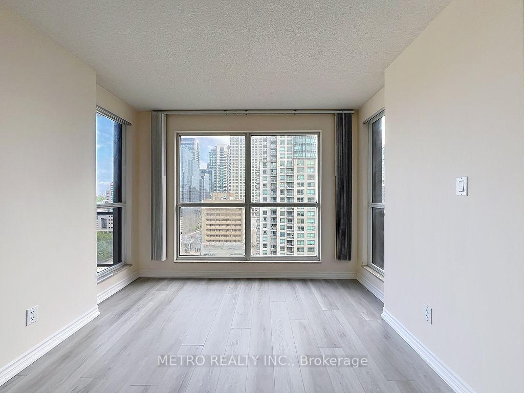 3 Bedrooms Condo at 18 Hollywood, Toronto For sale