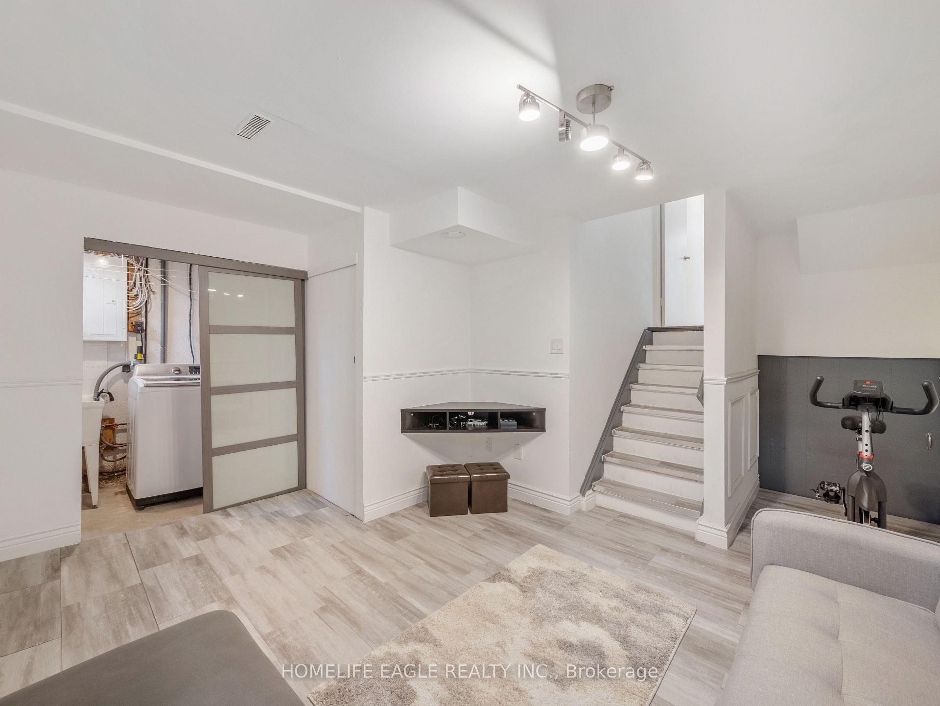 3 Bedrooms Condo at 7255 Dooley, Mississauga For sale