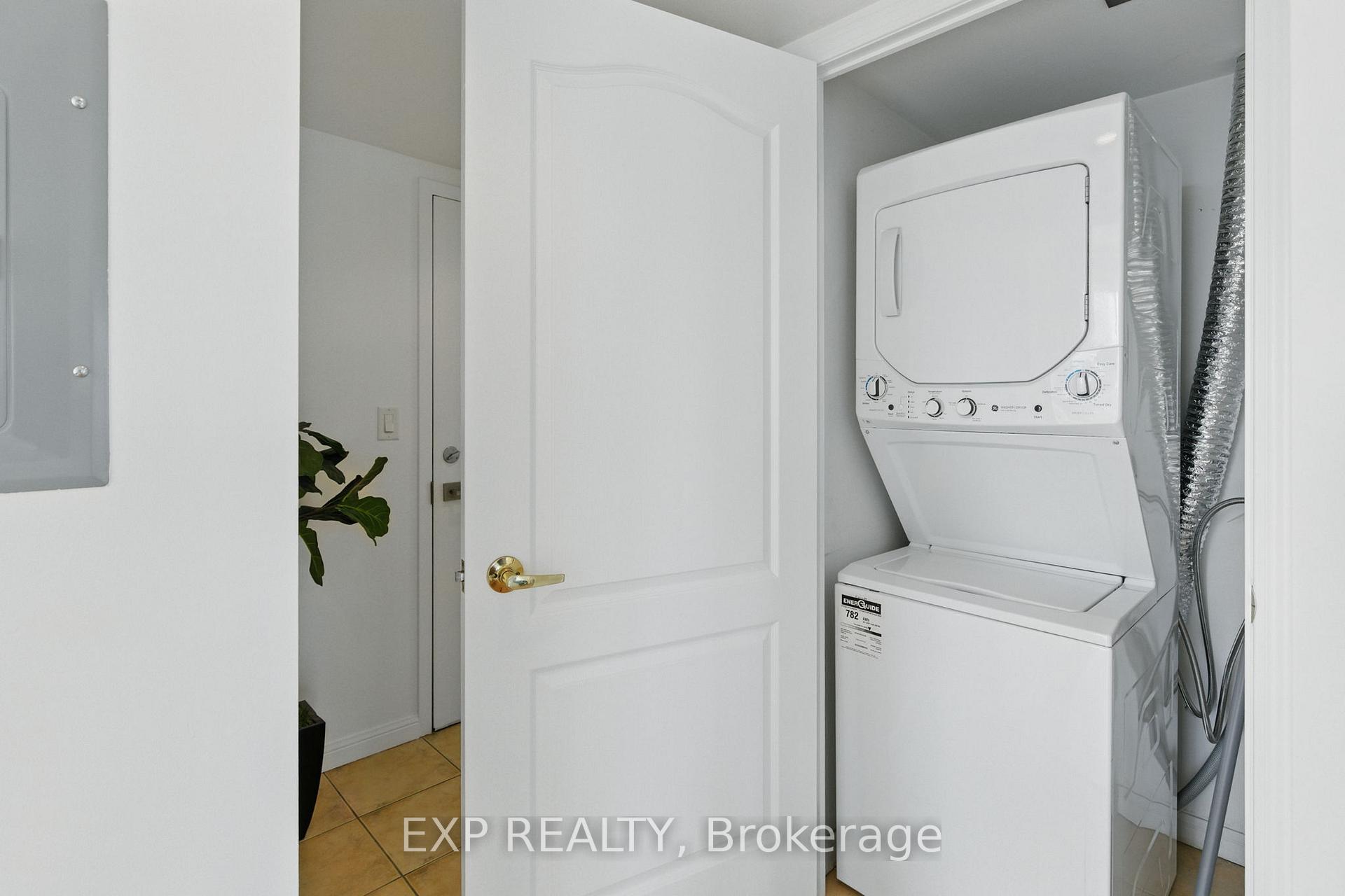 2 Bedrooms Condo at 18 Stafford, Toronto For sale
