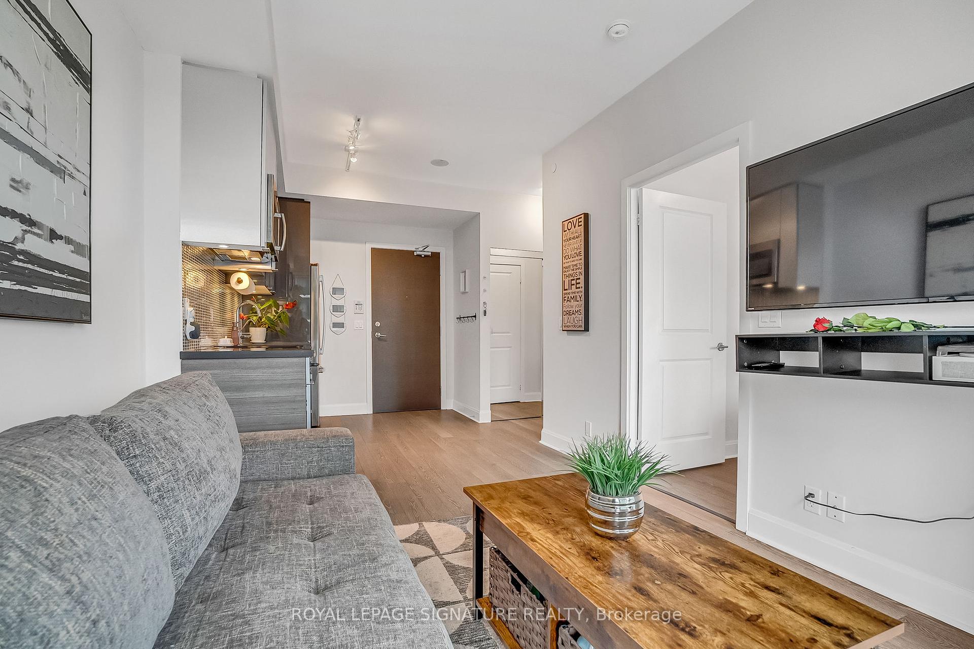 1 Bedroom Condo at 33 Shore Breeze,  Toronto For sale