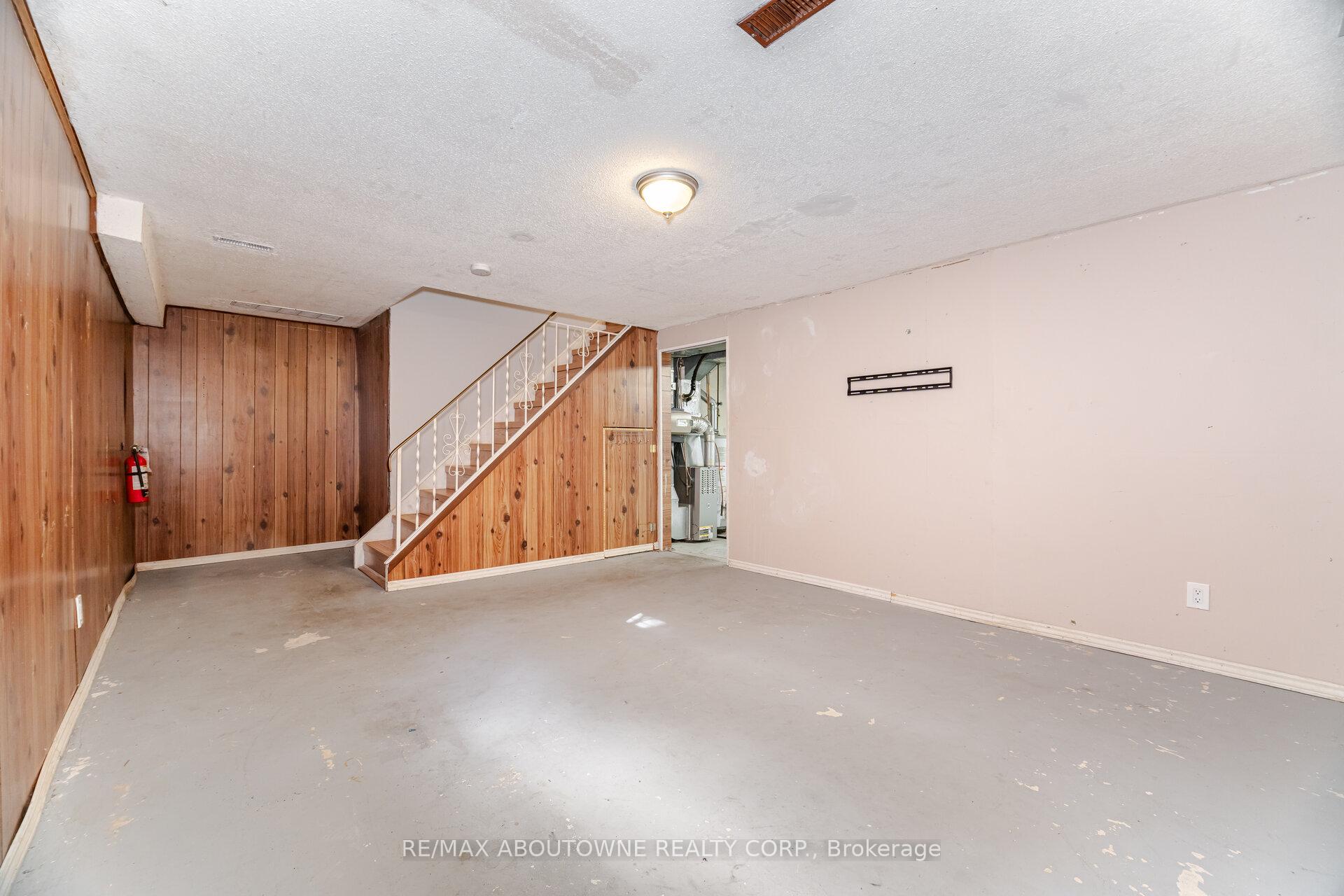 3 Bedrooms Condo at 961 Francis,  Burlington For sale