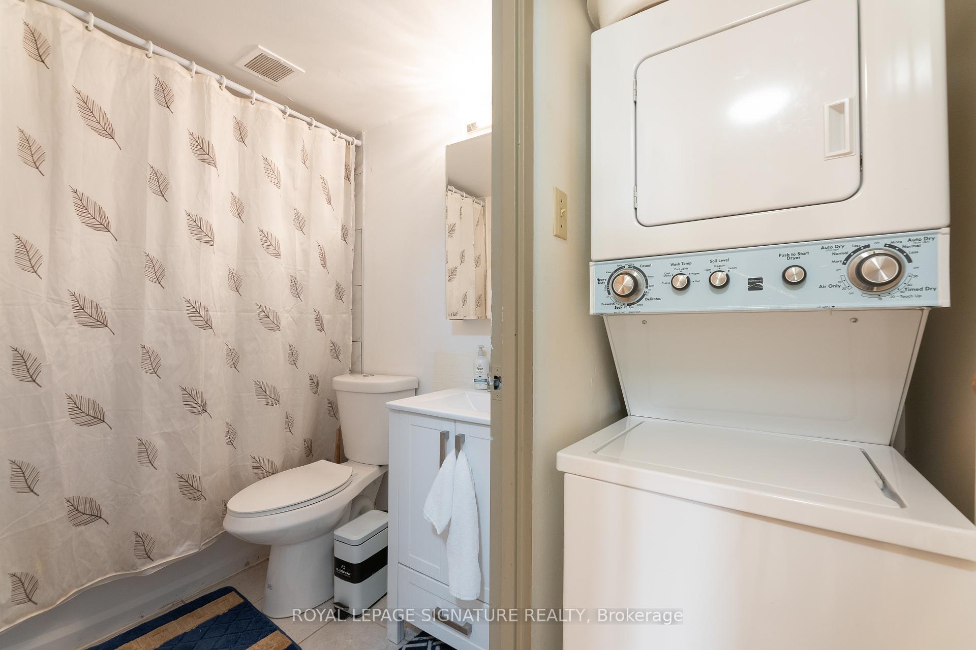 2 Bedrooms Condo at 15 Torrance, Toronto For sale