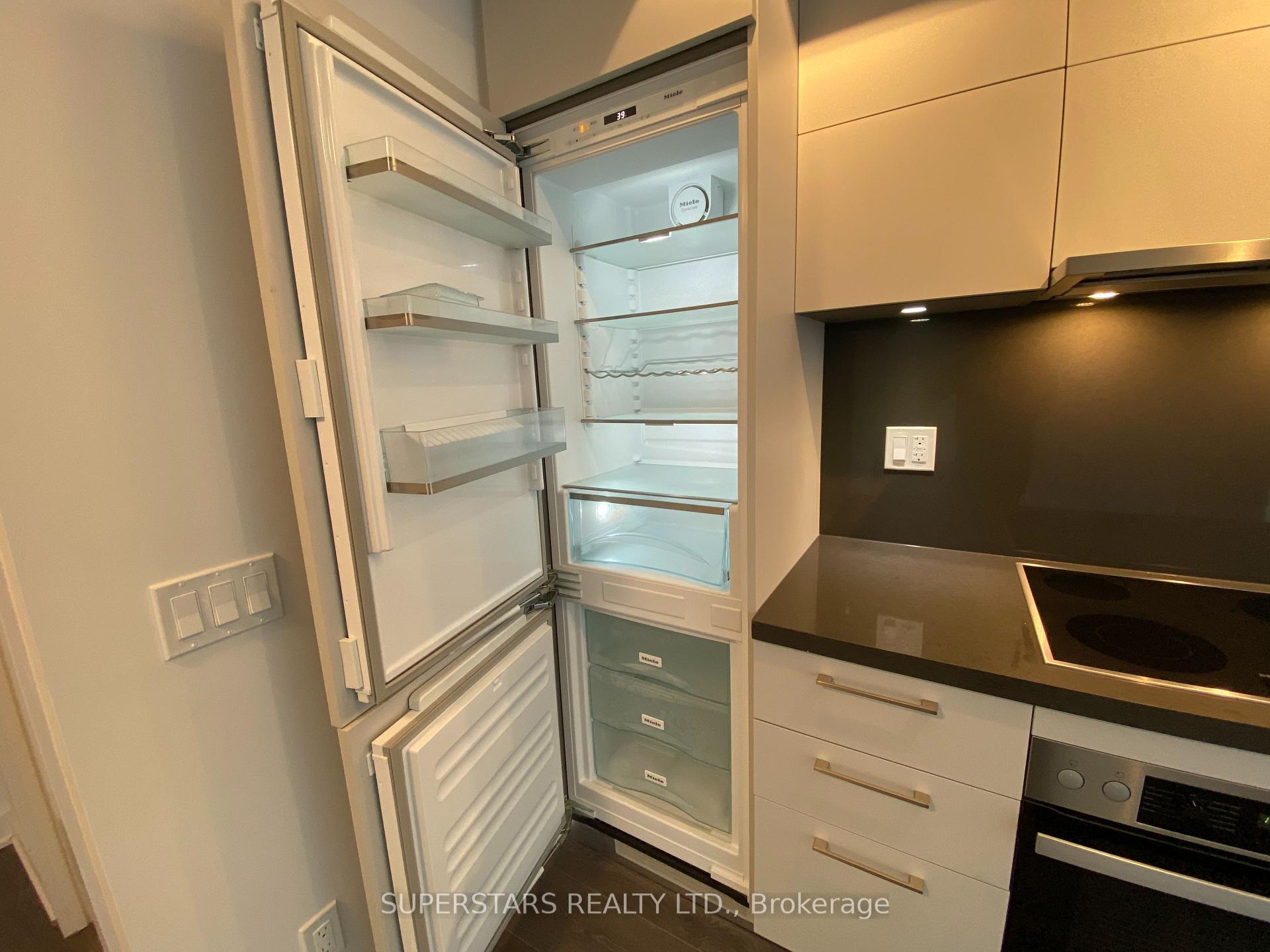 1 Bedroom Condo at 188 Cumberland,  Toronto For sale