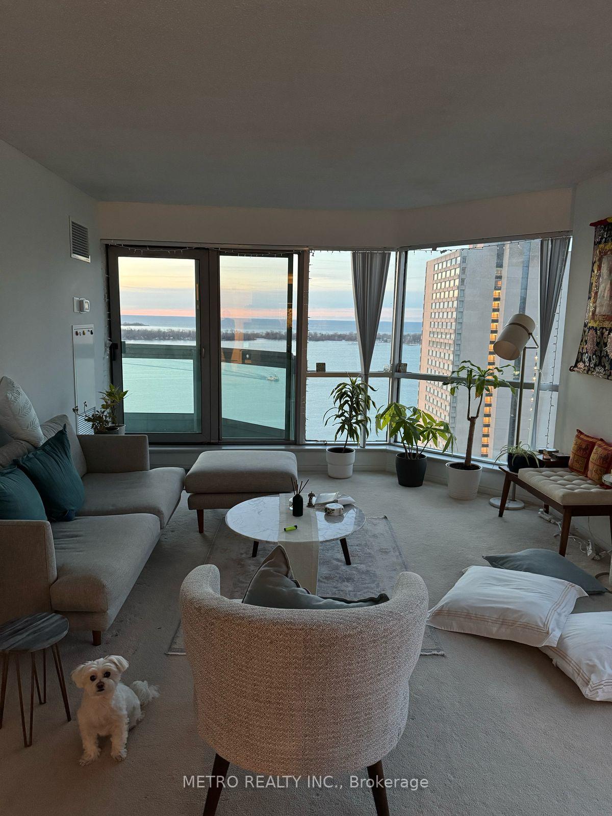2 Bedrooms Condo at 10 Yonge, Toronto For sale