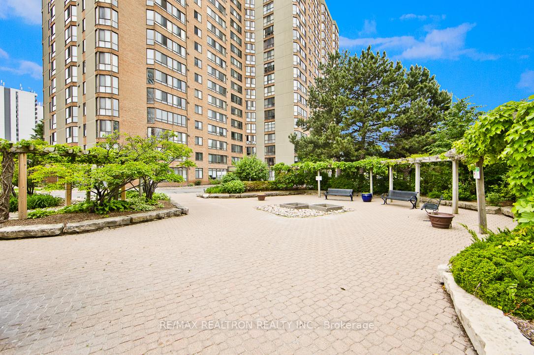 4 Bedrooms Condo at 25 Bamburgh, Toronto For sale