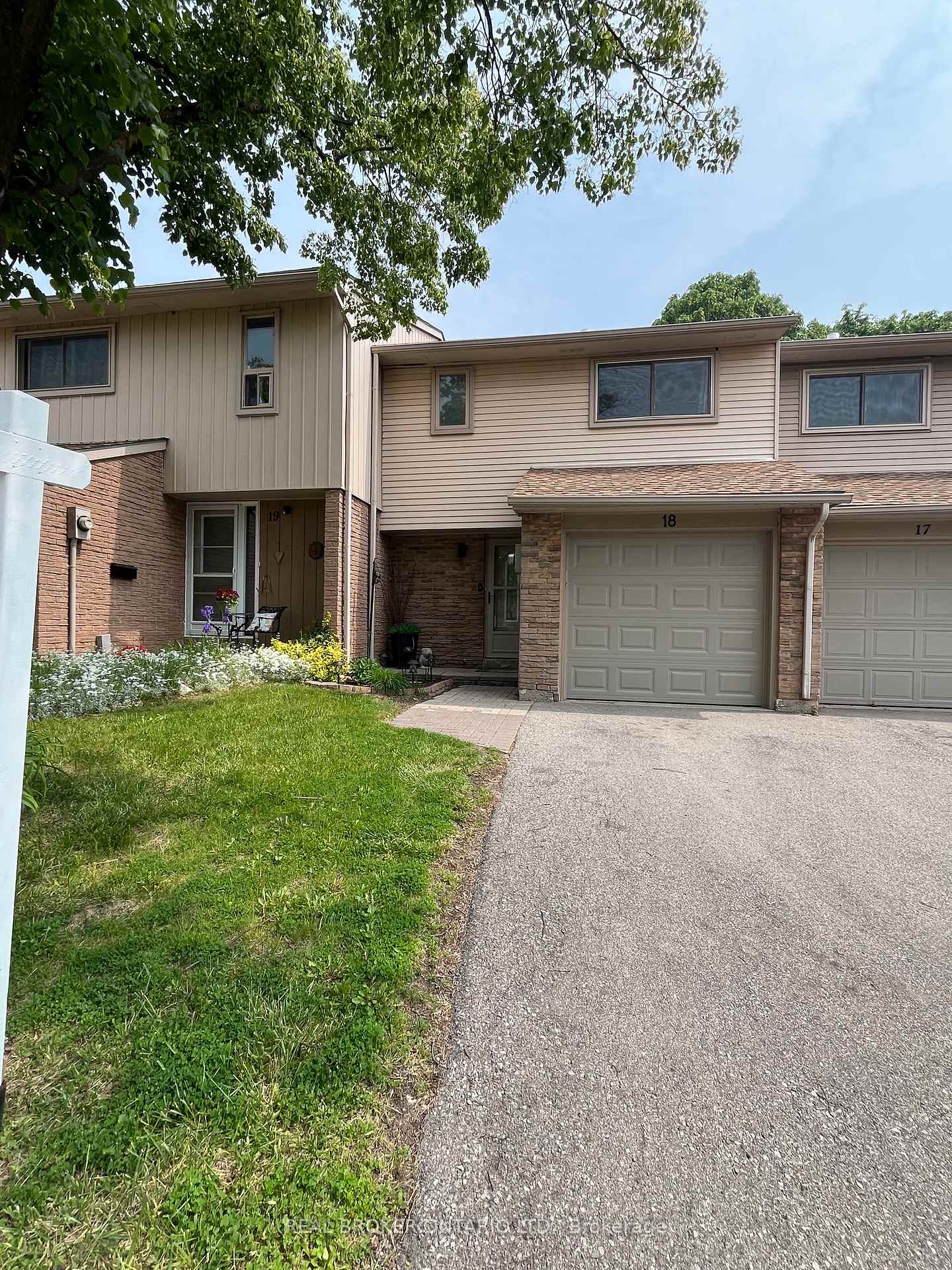 3 Bedrooms Condo at 1522 Lancaster, Oakville For sale
