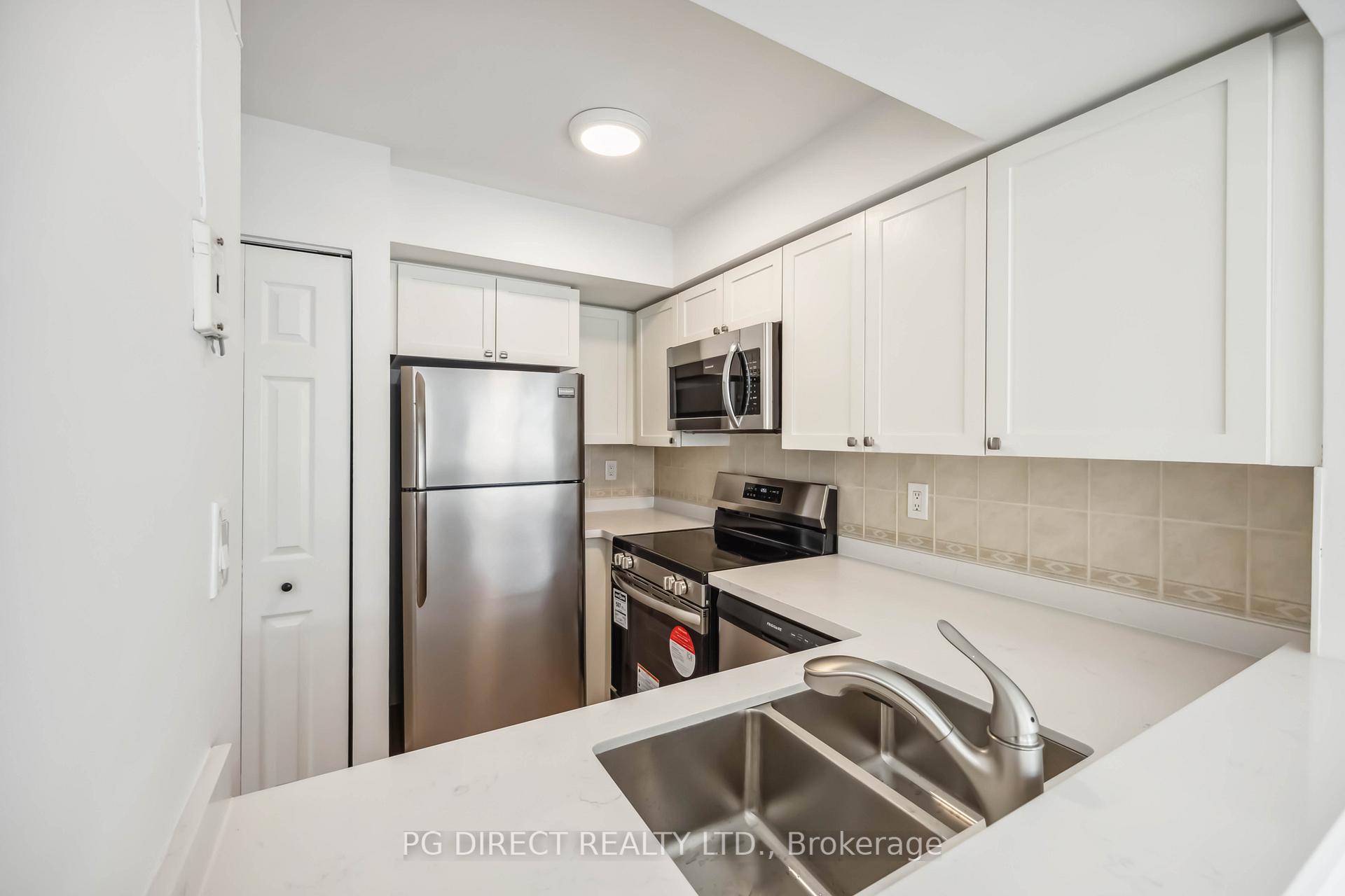2 Bedrooms Condo at 99 Hayden, Toronto For sale