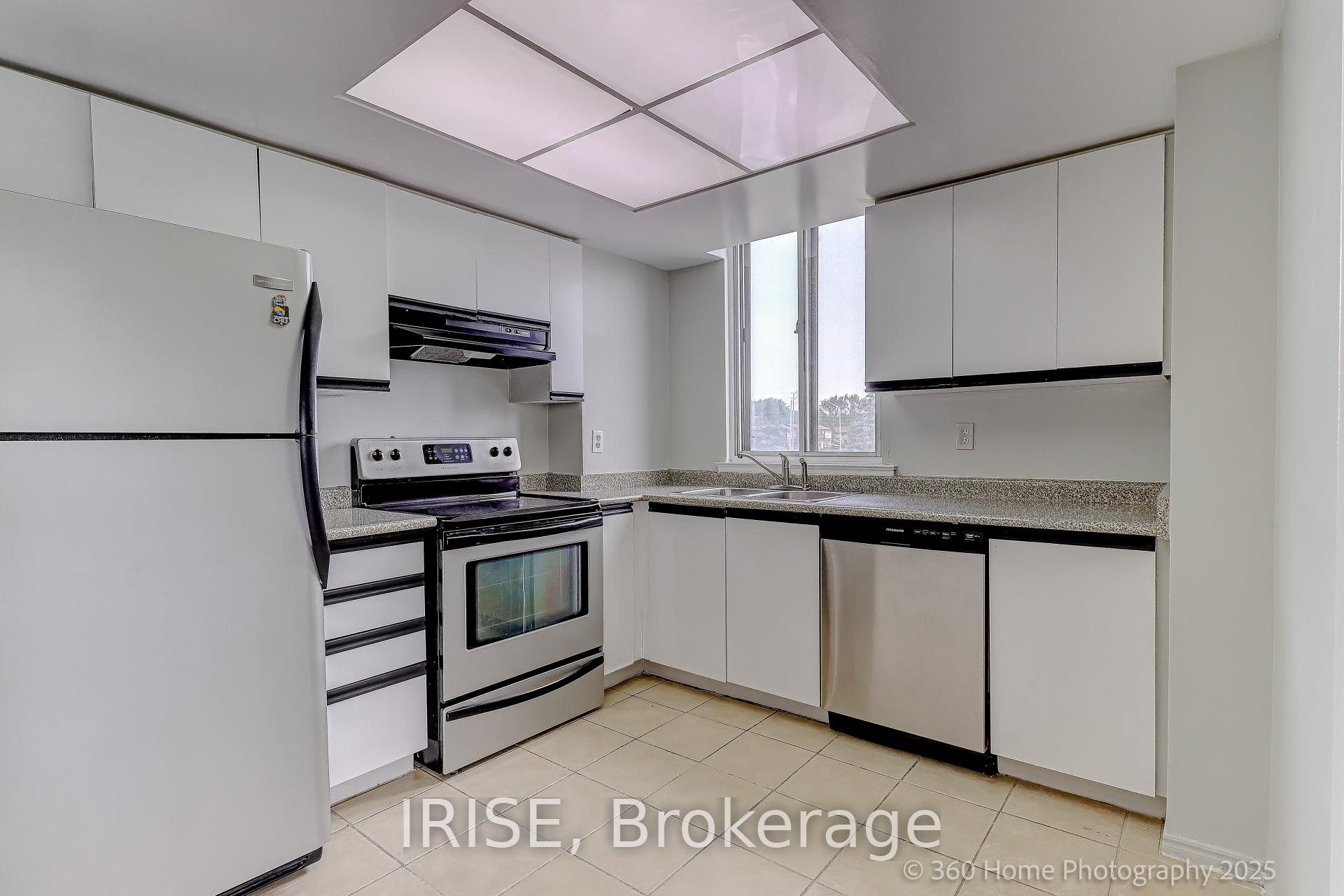 2 Bedrooms Condo at 1001 Cedarglen, Mississauga For sale