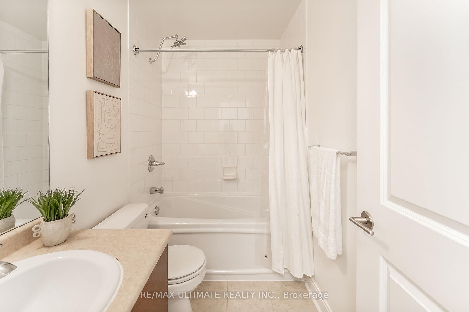 2 Bedrooms Condo at 18 Yorkville, Toronto For sale