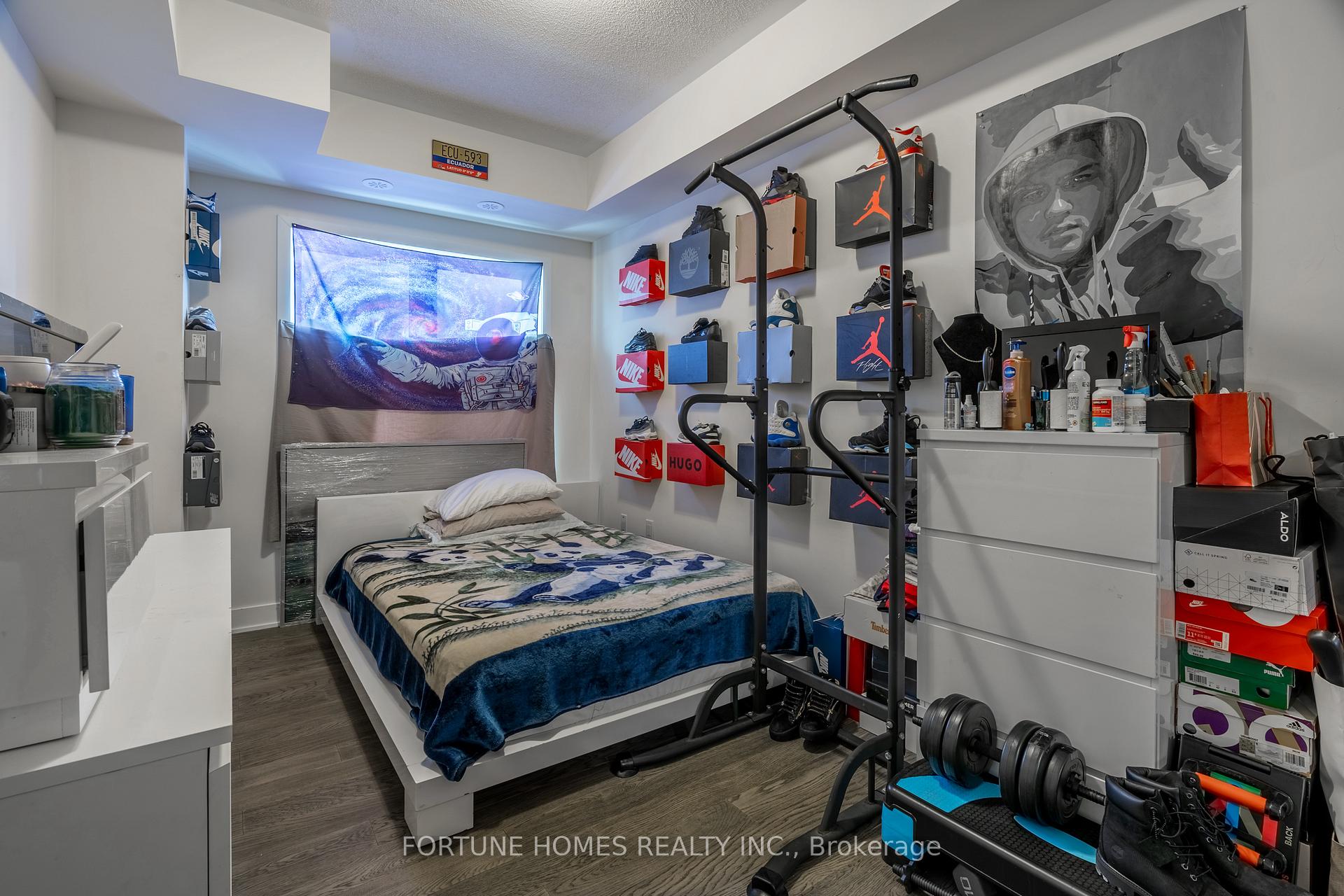 3 Bedrooms Condo at 39 John Perkins Bull, Toronto For sale